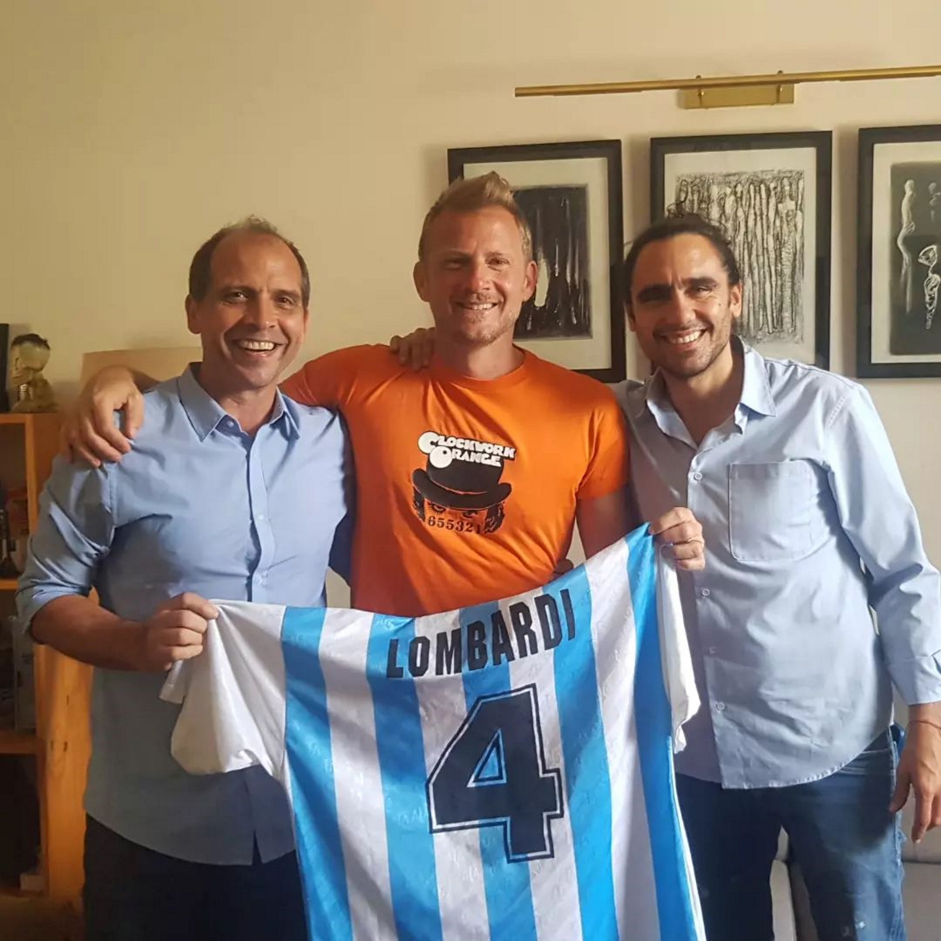 Gustavo Lombardi con la 4 que usó en el Mundial Sub 20 de 1995 (Foto: @lombardigustavo4)