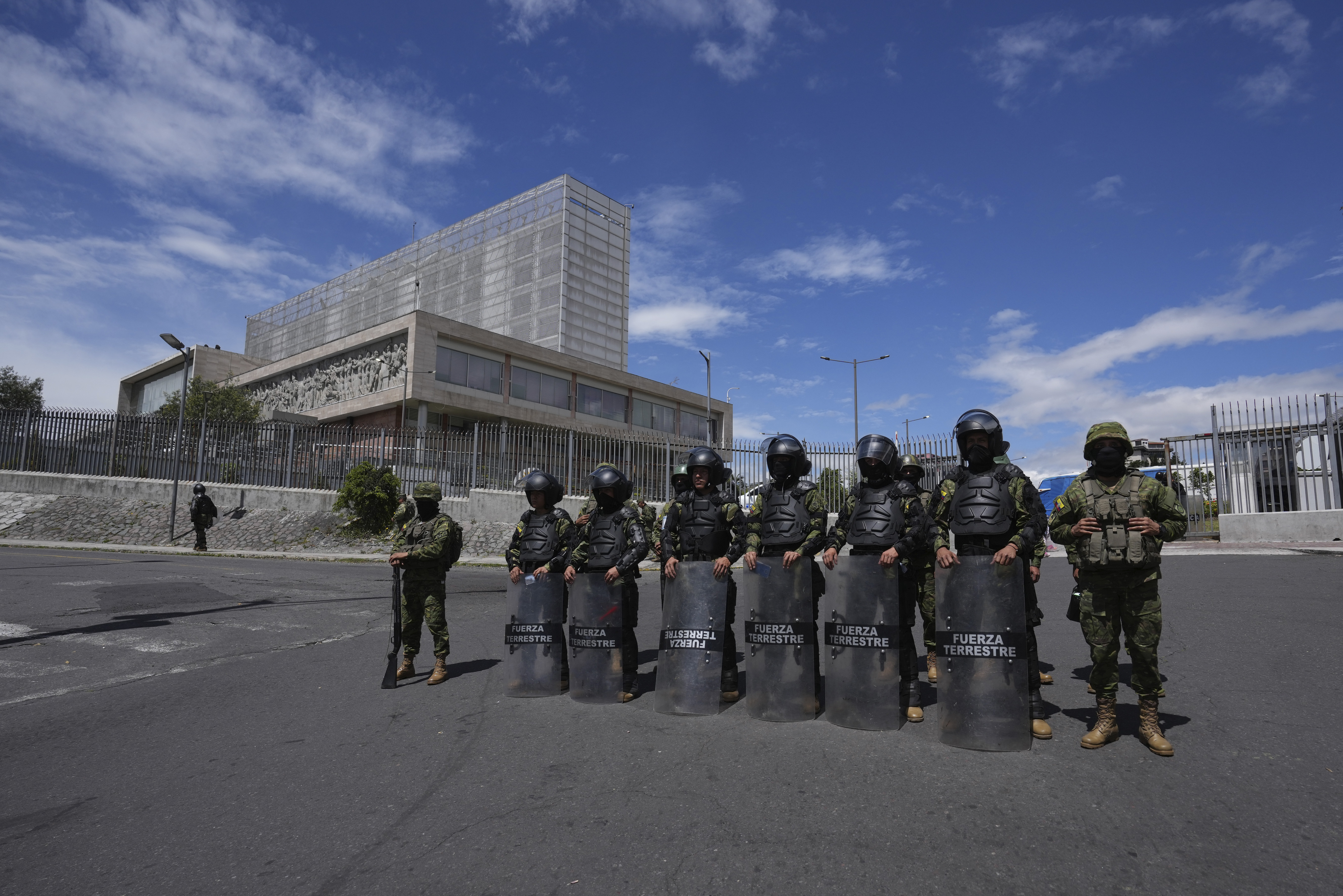 Soldados montan guardia frente a la Asamblea Nacional el día después de que el presidente Guillermo Lasso disolviera ese órgano en Quito (Foto AP/Dolores Ochoa)