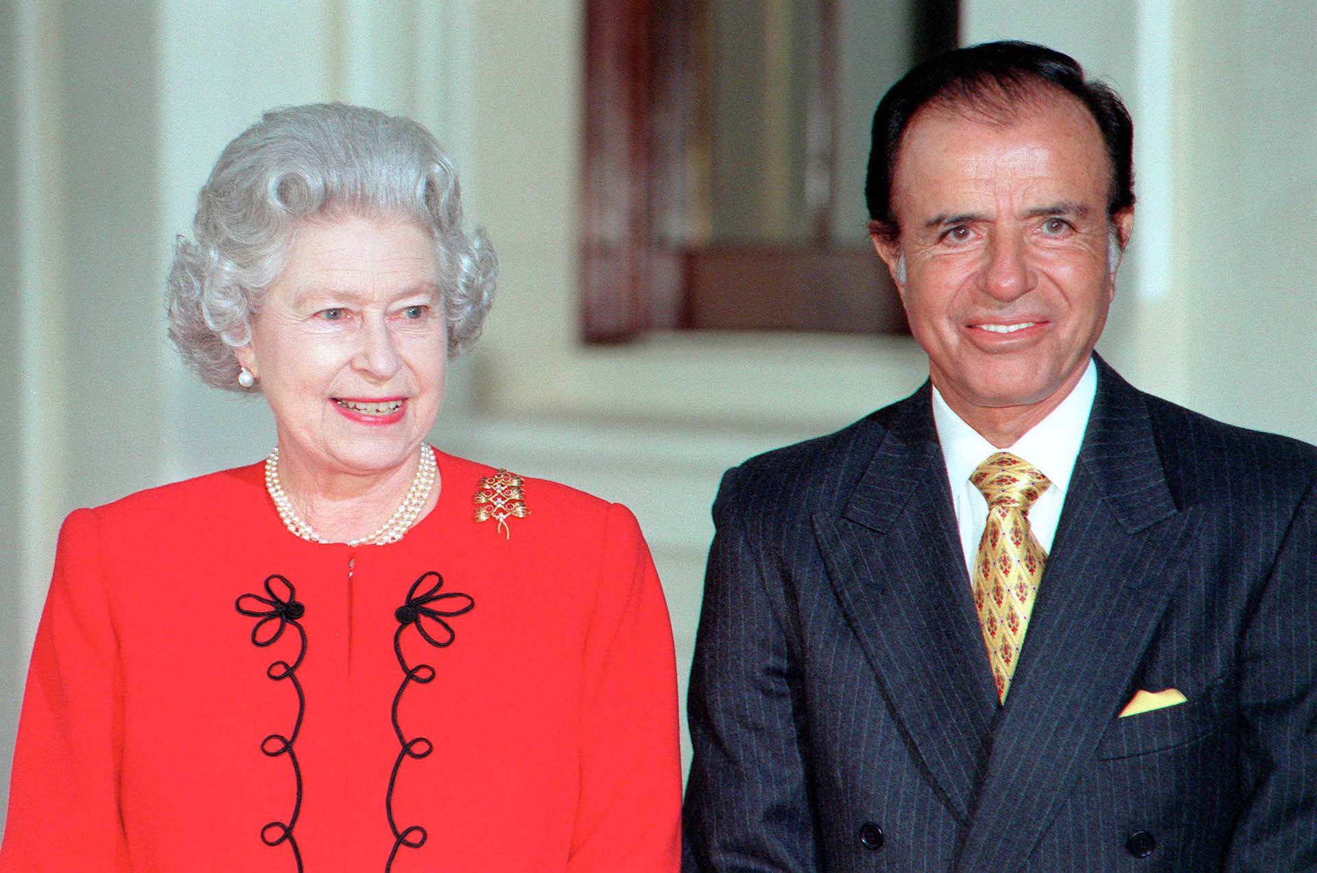 En 1998, Menem visitó el Palacio de Buckingham, donde fue recibido por la reina Isabel II