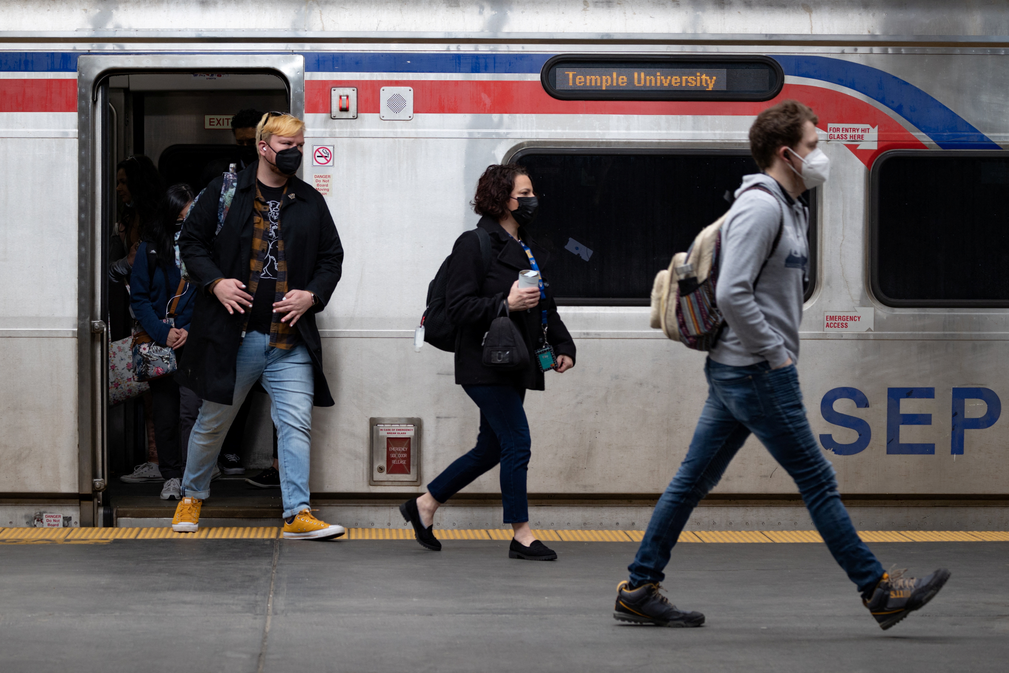 Pasajeros de un tren en Filadelfia, Pensilvania, caminan con mascarillas puestas el 18 de abril de 2022 (REUTERS/Hannah Beier)