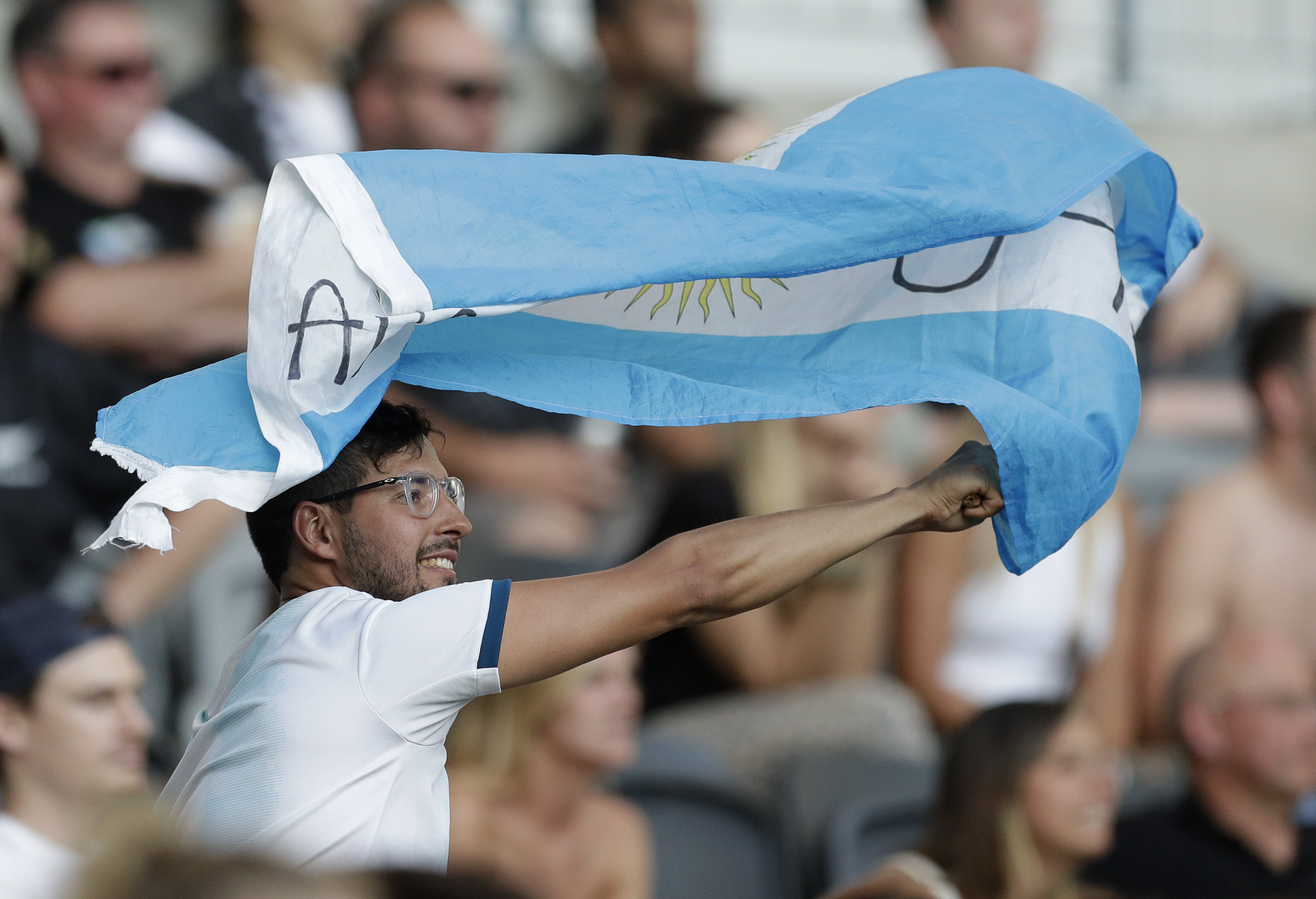 Los hinchas argentinos presentes celebraron y se emocionaron con una victoria soñada en el debut de Los Pumas en el Tres Naciones (AP Photo/Rick Rycroft)
