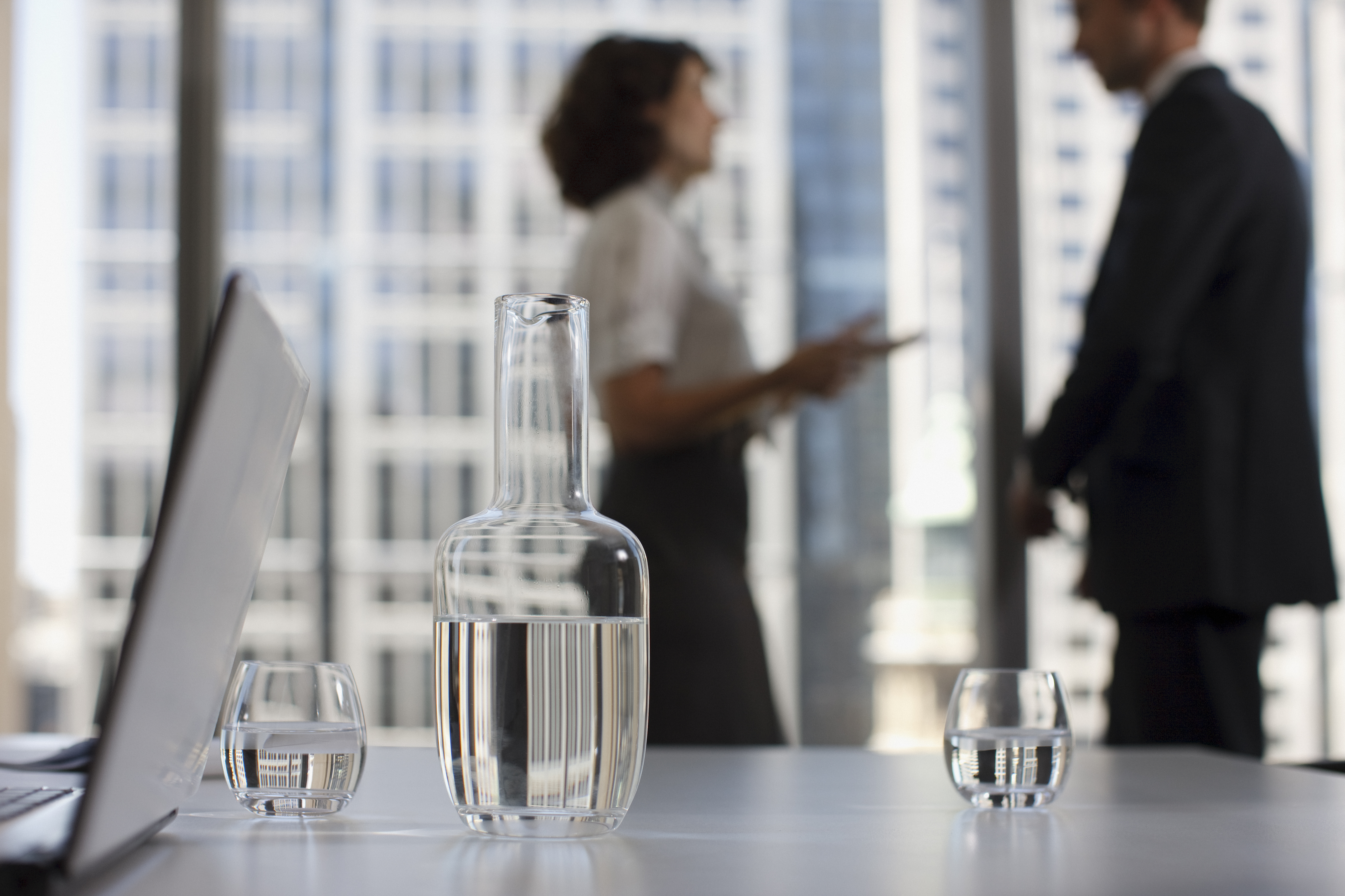 Si uno trabaja en una oficina o tiene un trabajo fijo, puede proponerse beber al menos medio vaso de agua al terminar una reunión o al regresar al escritorio o después de terminar una tarea