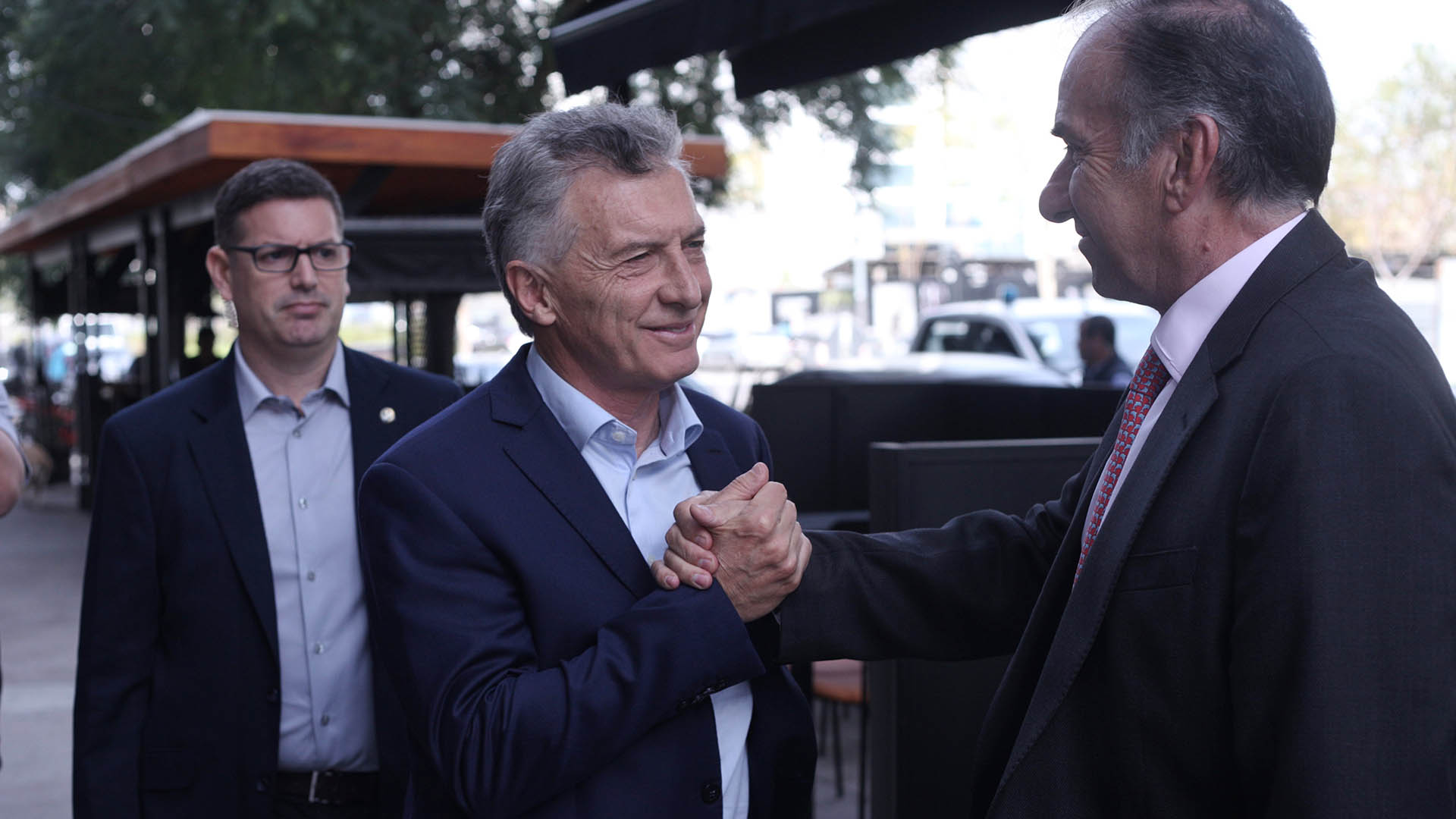 The greeting of Mauricio Macri and Humberto Schiavoni, before the PRO lunch