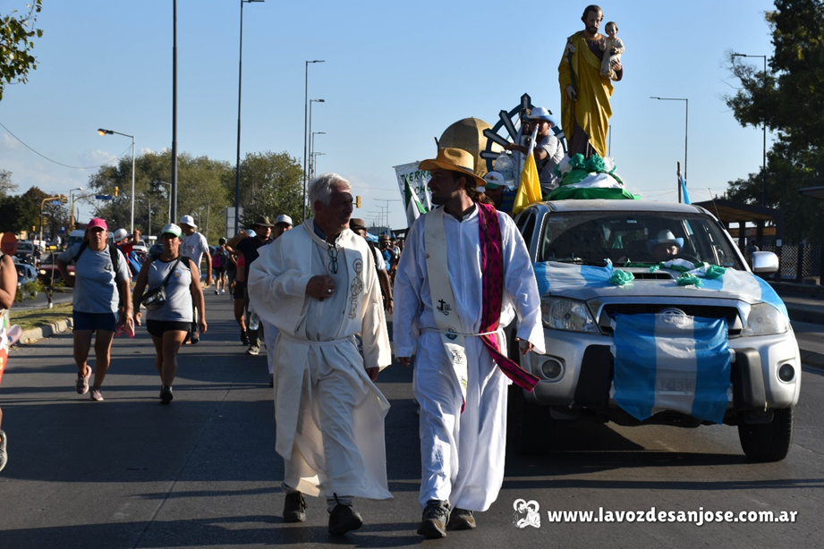 Monseñor Eduardo García y el padre Nicolás Angelotti a la cabeza de la Caravana de San José por las calles de La Matanza