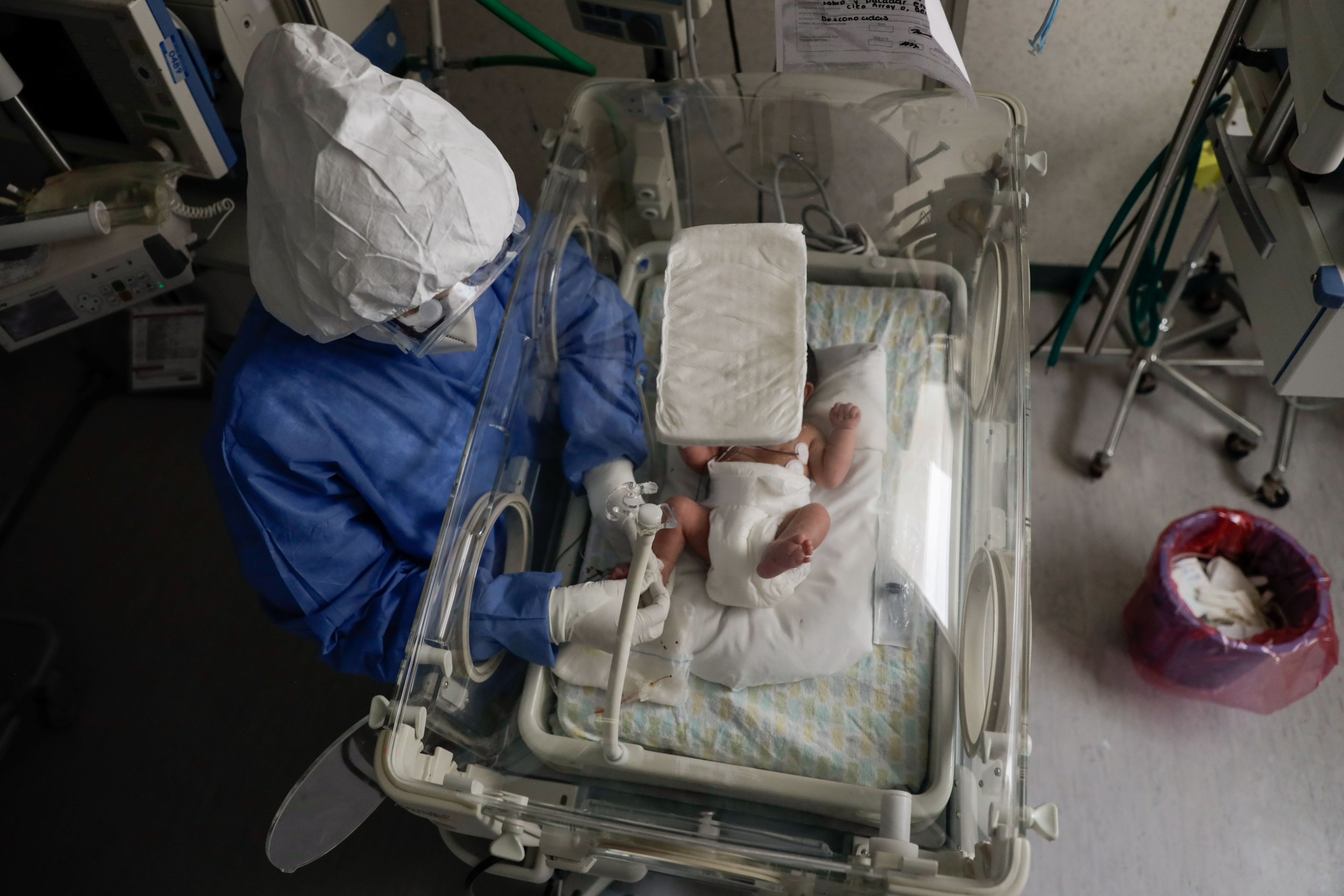 La revisión a un bebé infectado en México (REUTERS/Luis Cortes)