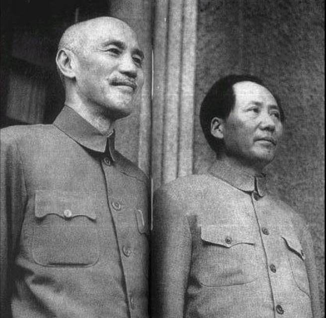 Chiang Kai-shek y Mao Zedong durante un encuentro en Chongqing en 1945 (Foto: Wikipedia)
