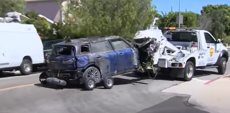 Este fue el automóvil que se colisionó, el cual está registrado a nombre de la estrella de Hollywood y de donde fue sacada la actriz con equipo pesado de los bomberos (Foto: captura de pantalla/CBS Los Angeles)