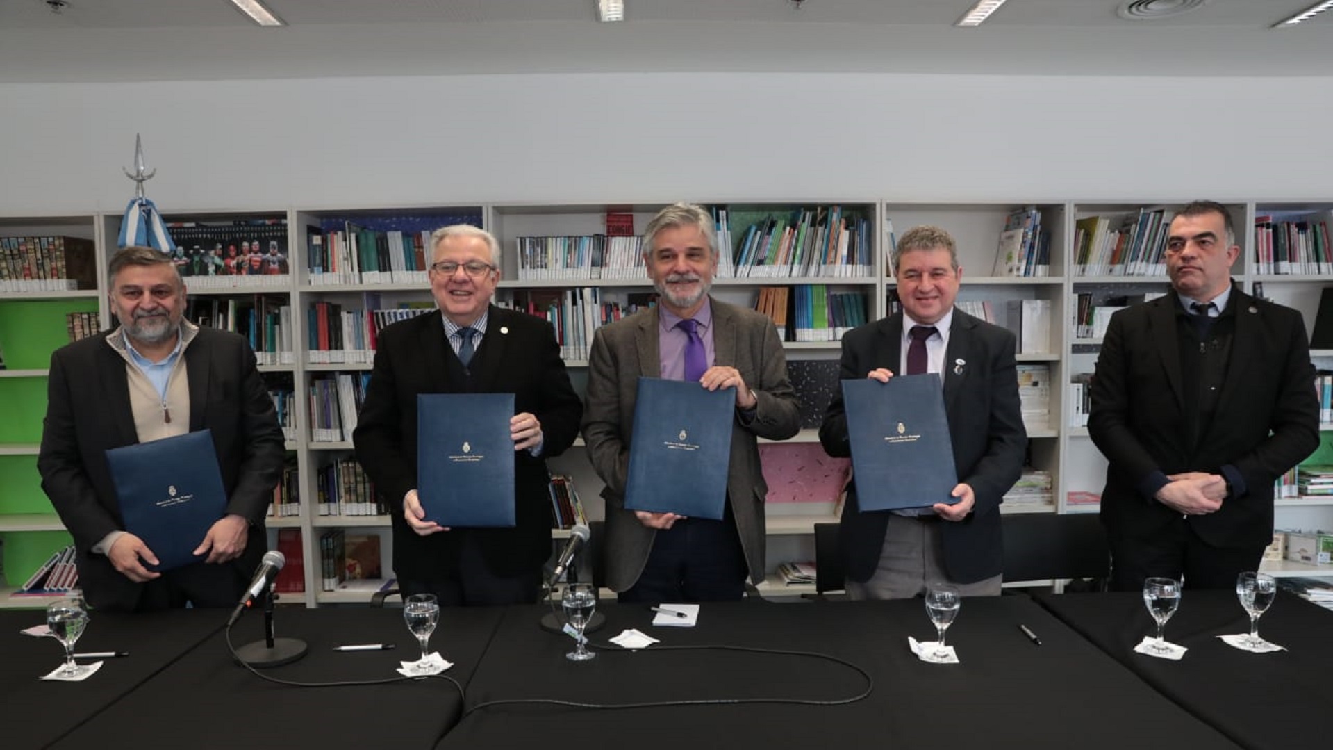 Vicente Campenni (INVAP), Alberto Barbieri (rector UBA), Daniel Filmus (ministro de Ciencia) y Raúl Kulichevsky (CONAE)