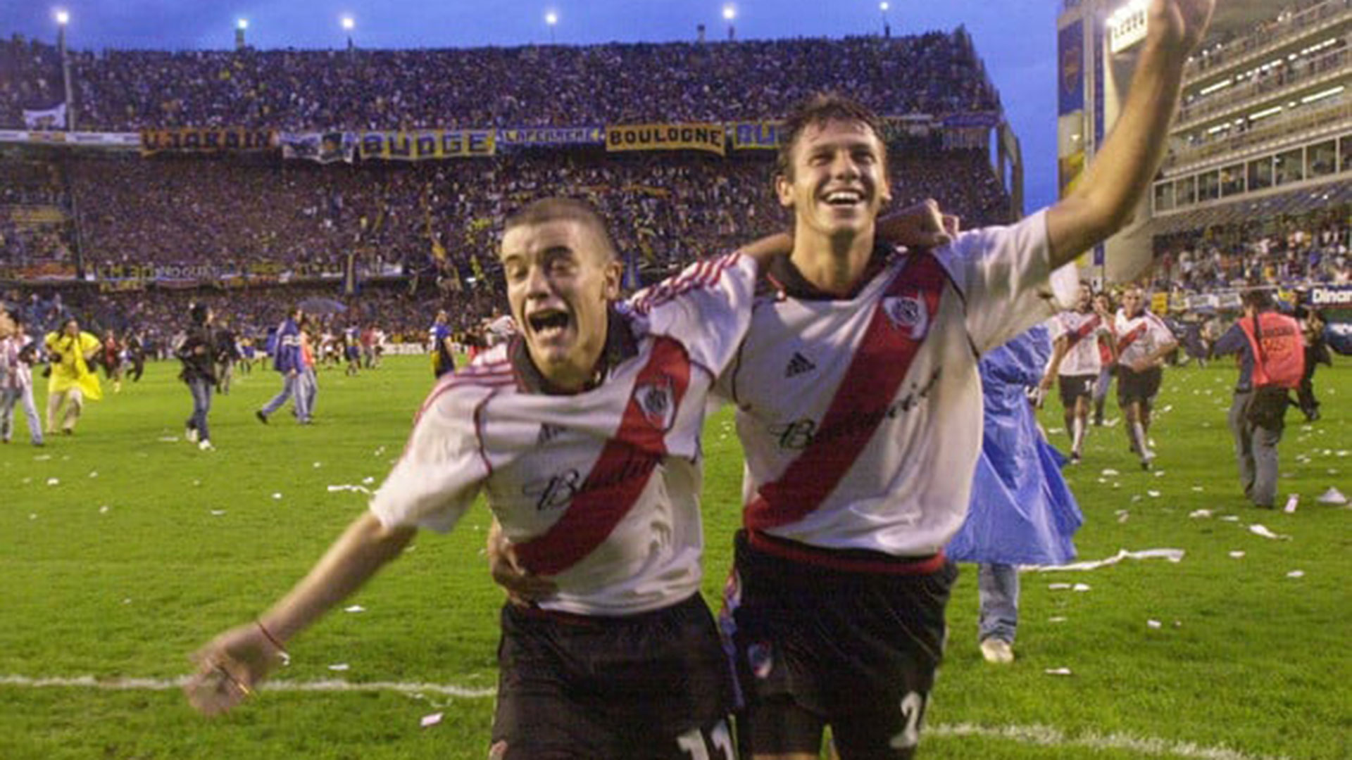 D'Alessandro and Demichelis, after a Superclásico win against Boca Juniors in the Bombonera