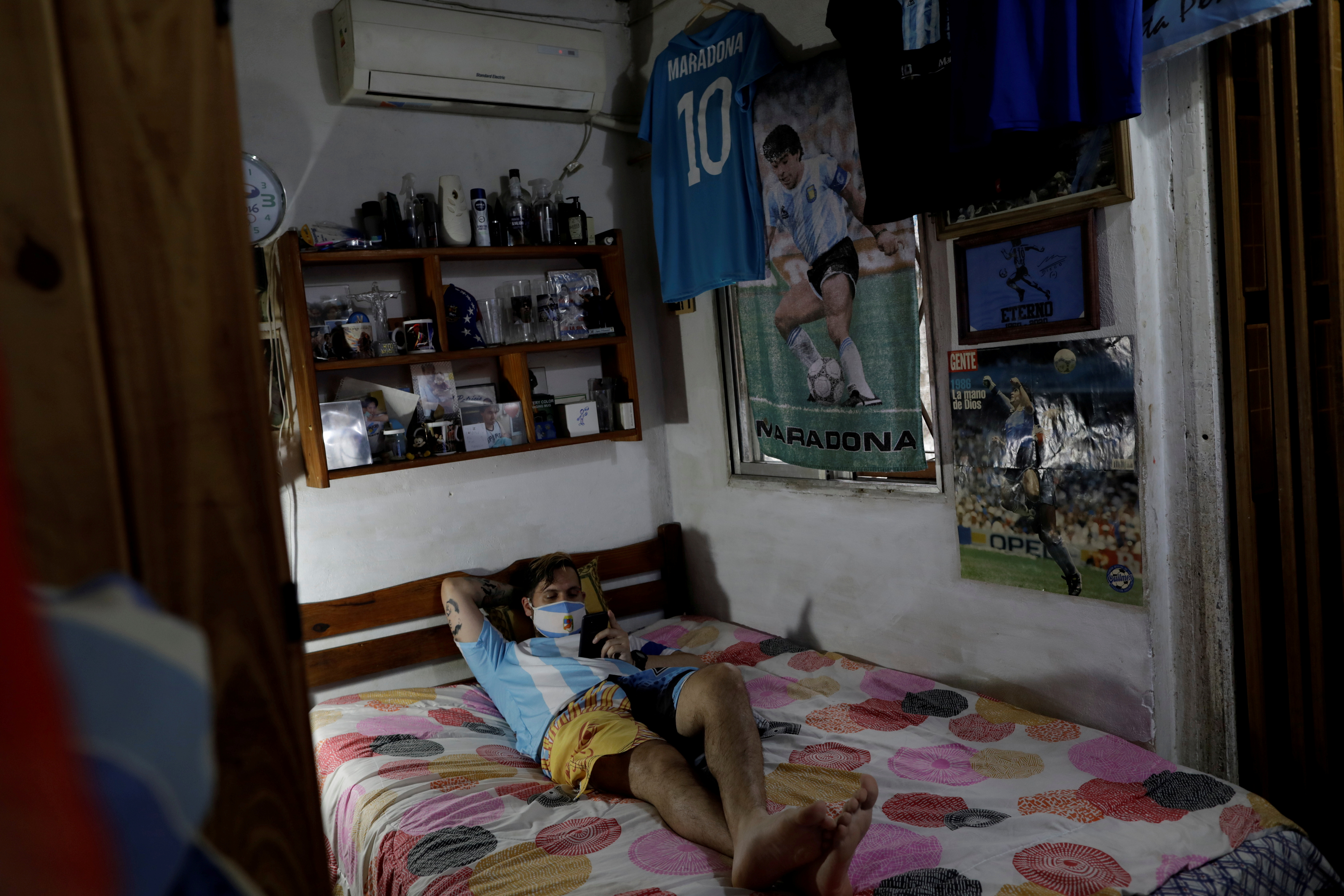 Maximiliano Fernando tiene su cuarto empapelado con pósters y fotos de Diego Maradona (Reuters)