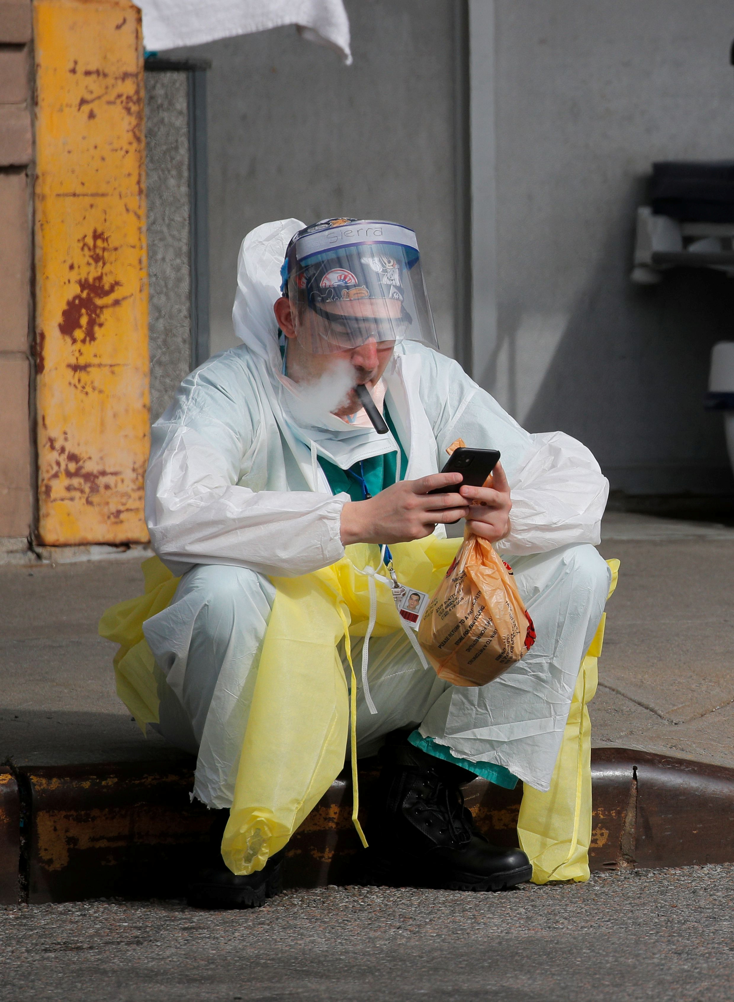Un trabajador de la salud consume un cigarrillo electrónico durante su descanso. Foto: REUTERS/Brendan Mcdermid 