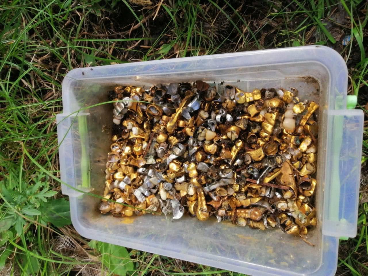 Las autoridades ucranianas encontraron una caja llena de dientes de oro que le sacaban a sus víctimas
