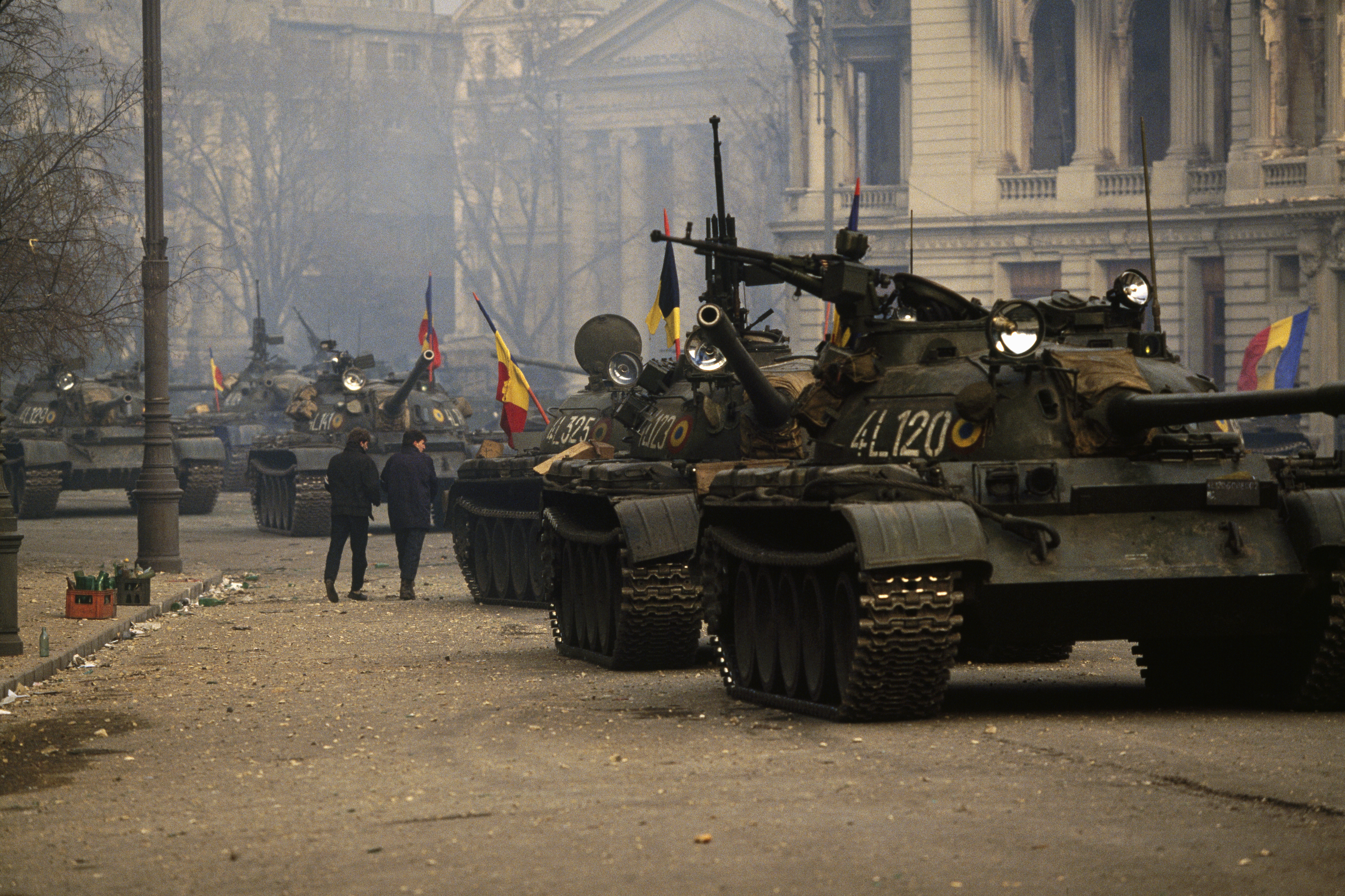 Tanques en las calles de Bucarest el 17 de diciembre de 1989. Ceacescu ordenó a sus tropas disparar contra su pueblo. Poco después, el Ejército lo abandonó y ese fue el fin del dictador (Photo by Patrick Durand/Sygma via Getty Images)