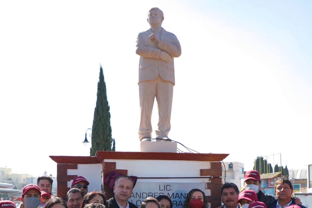 Sin cabeza y derribada: así amaneció la estatua de AMLO en Atlacomulco - Infobae