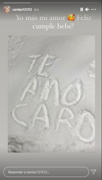 Carolyne Adams escribe en nieve y lo postea en Instagram (carolyneadams)