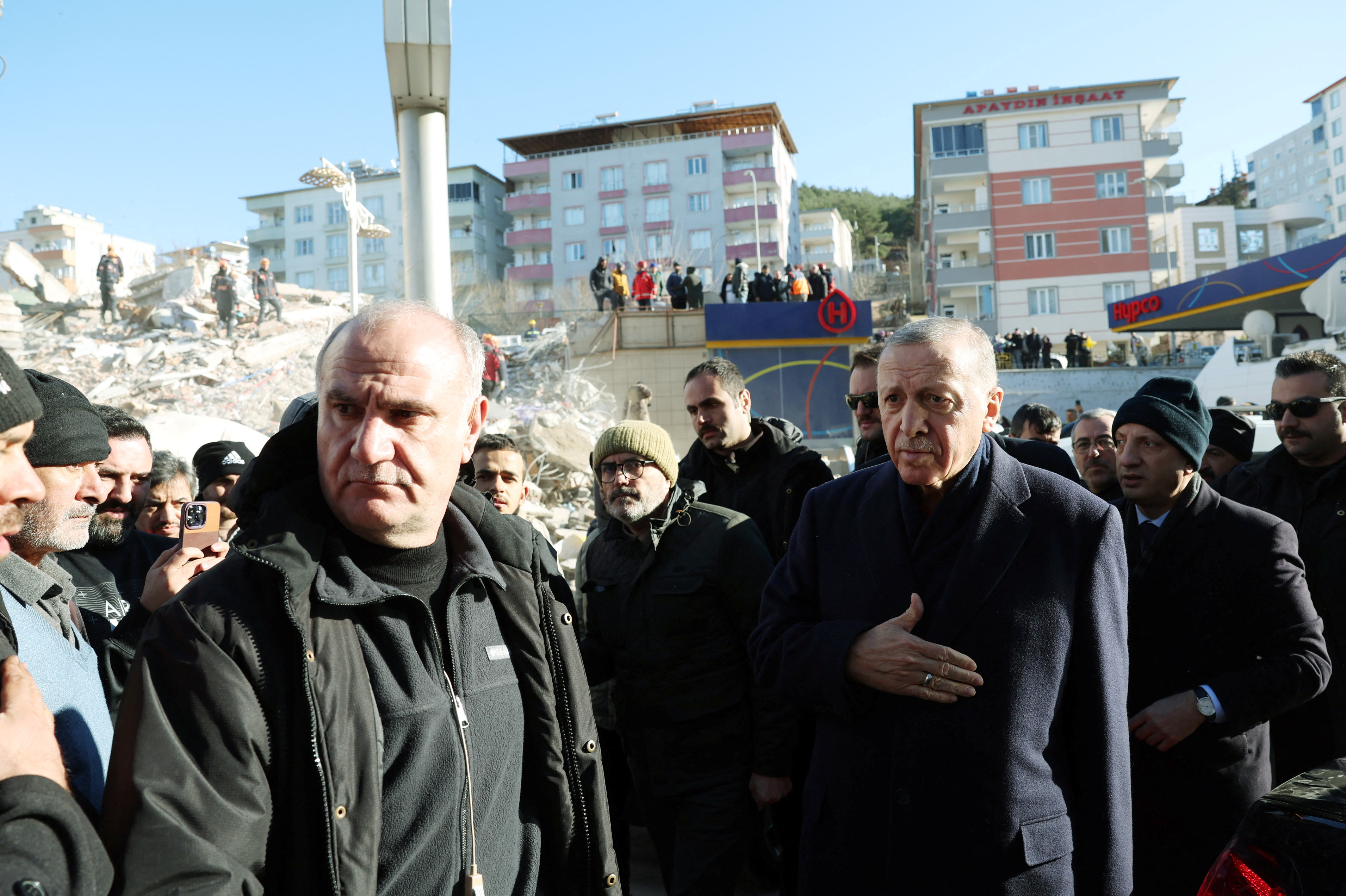 El presidente Recep Erdogan durante una visita a una de las ciduades arrasadas por el terremoto   REUTERS