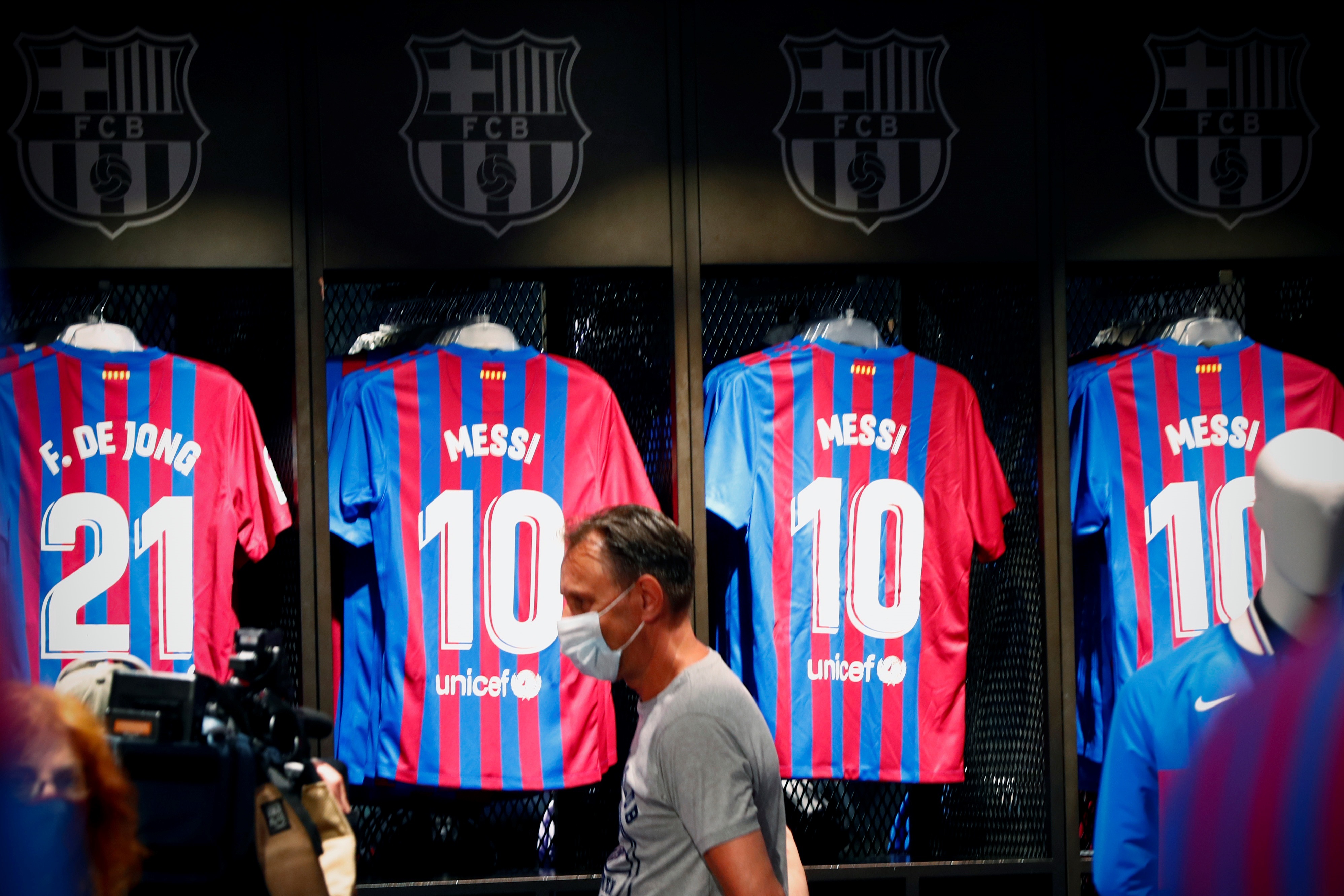 Camisetas con el número 10 de Lionel Messi cuelgan en uno de los percheros de la tienda oficial del FC Barcelona (EFE/Alejandro García)
