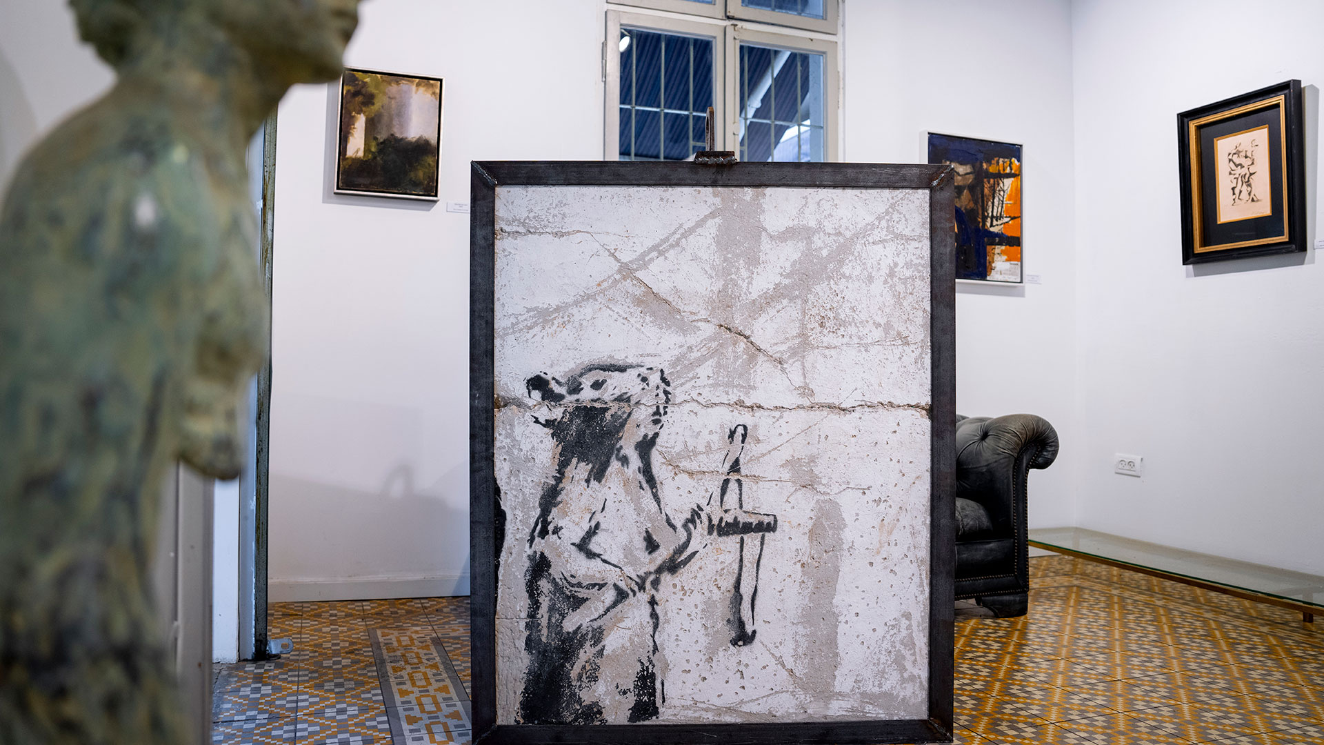 La obra de Banksy que se exhibe en Tel Aviv (AP/Oded Balilty)