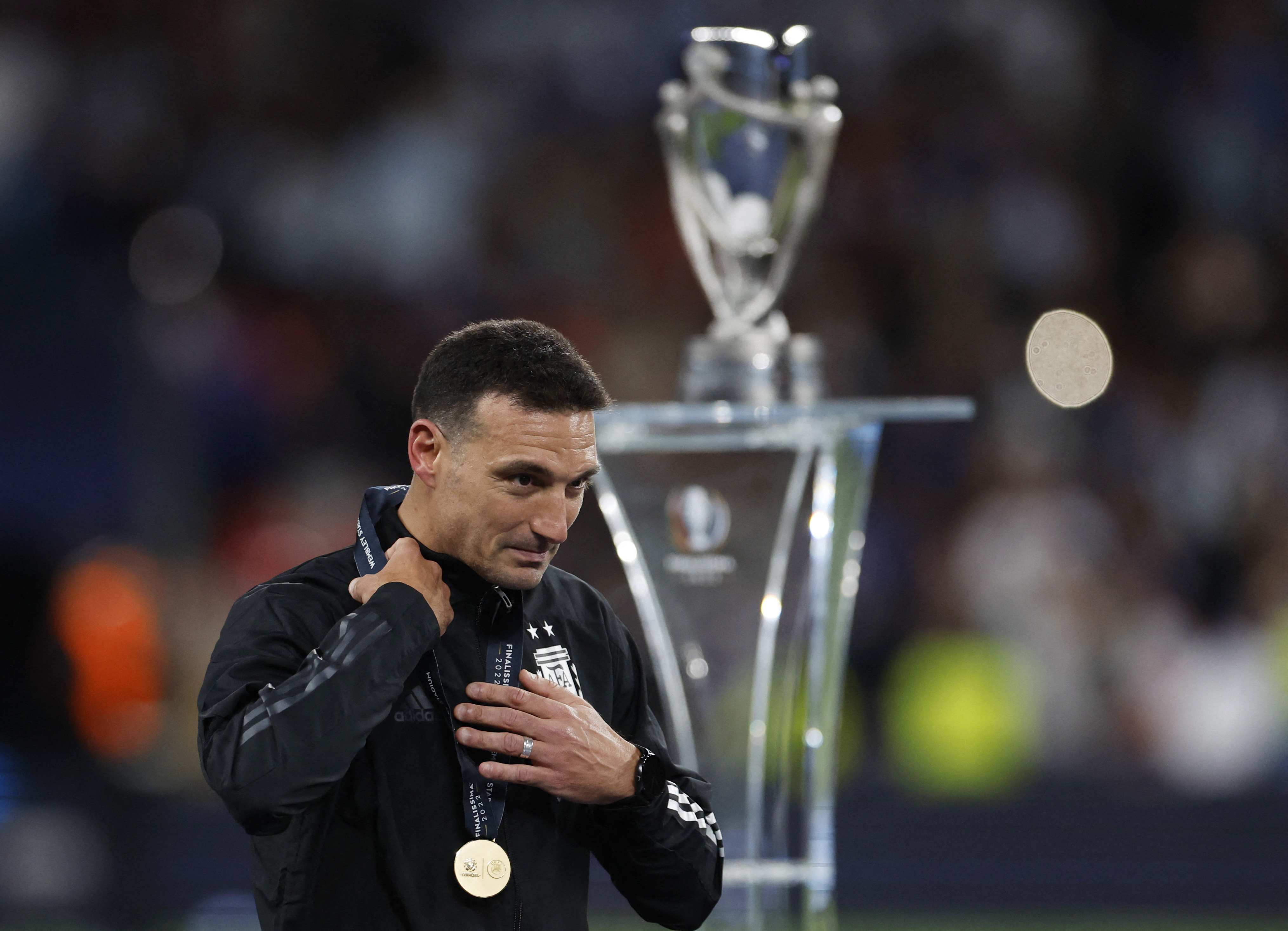El entrenador argentino, Lionel Scaloni, celebra después de ganar la Finalissima en el estadio de Wembley ante Italia (REUTERS/Peter Cziborra)
