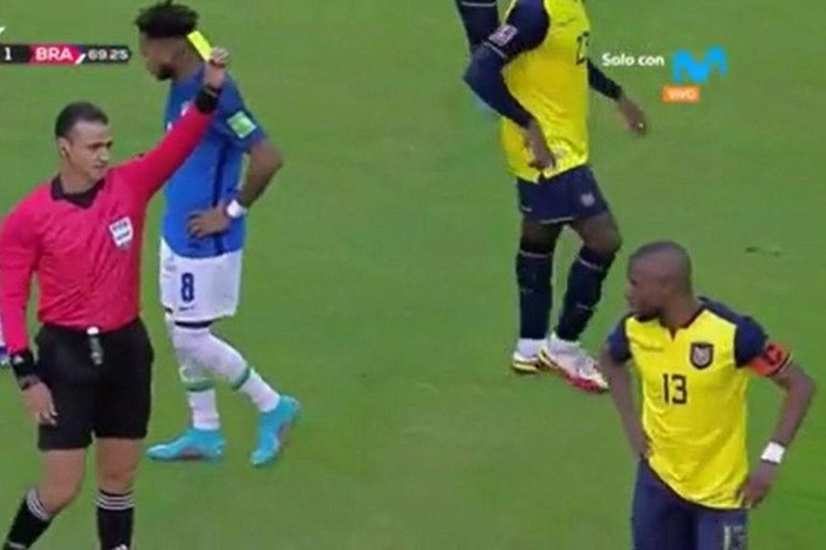 Ecuador vs Brasil: el pisotón de Enner Valencia a Dani Alves que lo deja fuera del partido con Perú (Foto: Captura Movistar Deportes)