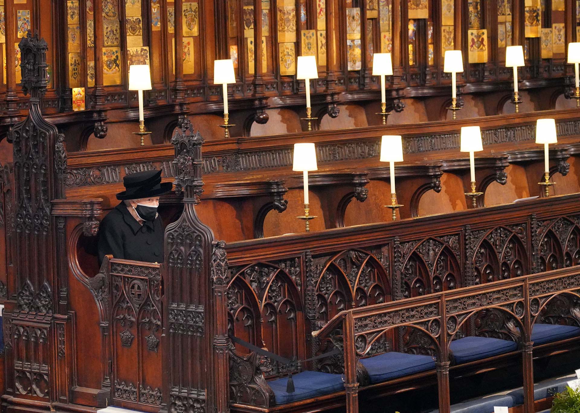 La soledad de Isabel en el funeral de su marido, que se llevó a cabo en la capilla de San Jorge, dentro del Castillo de Windsor. Por la pandemia de COVID-19 y el respeto de los protocolos, solo tuvieron acceso 30 personas del círculo más íntimo de la familia real