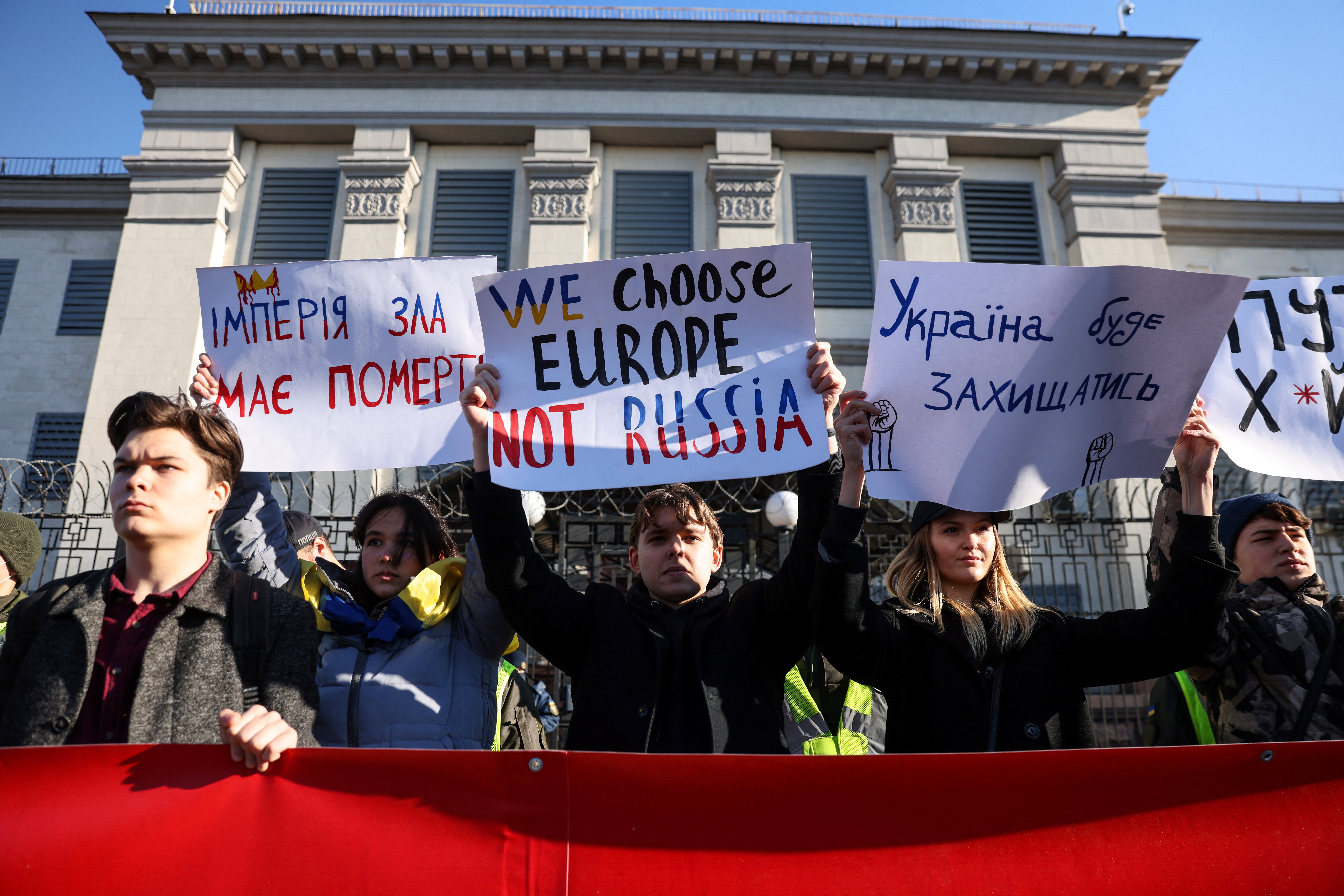 Protesta afuera de la embajada de Rusia en Kiev (Reuters/archivo)