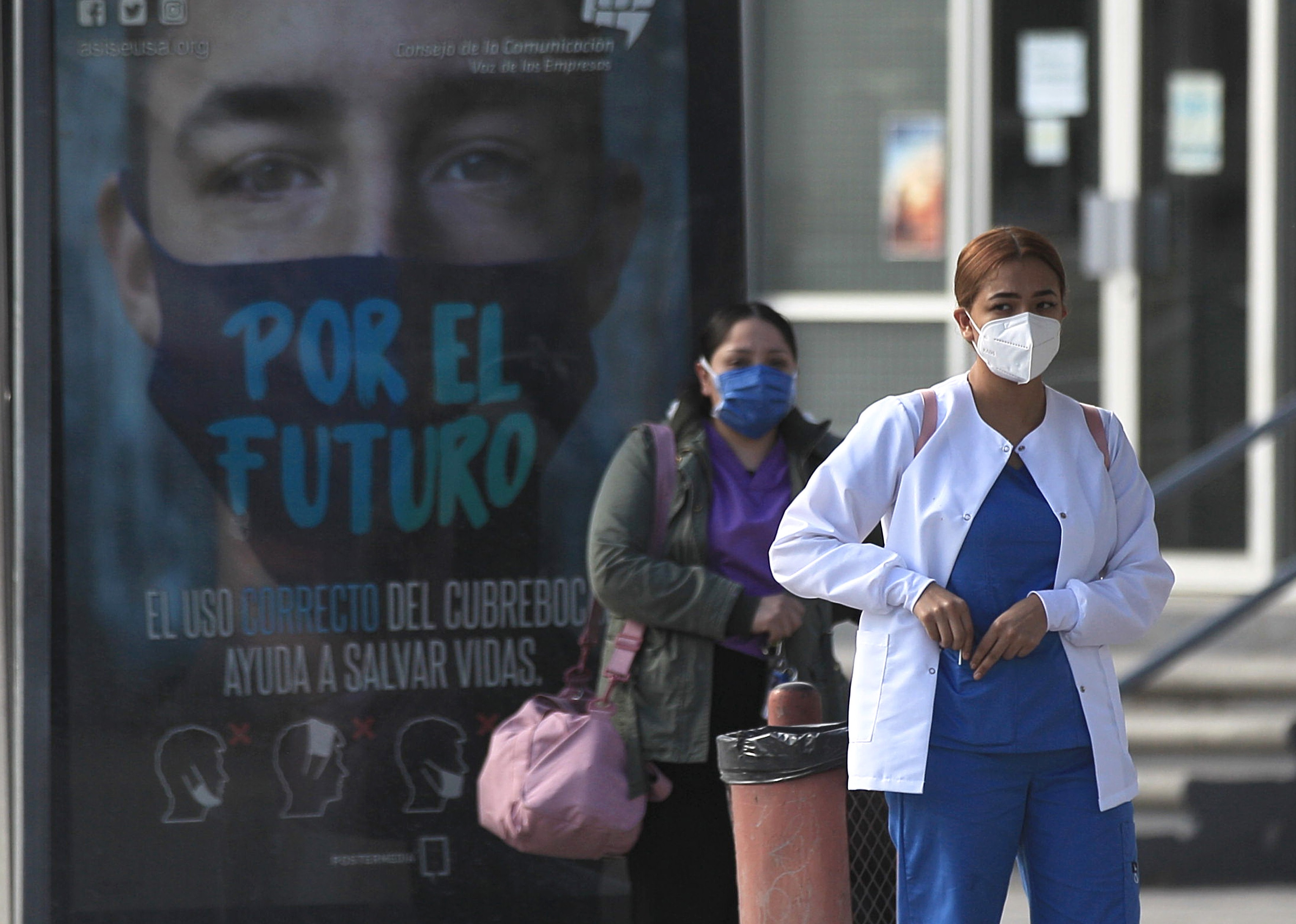 Empleadas de la salud esperan su transporte tras finalizar su jornada de trabajo en Ciudad Juárez (Foto: EFE)