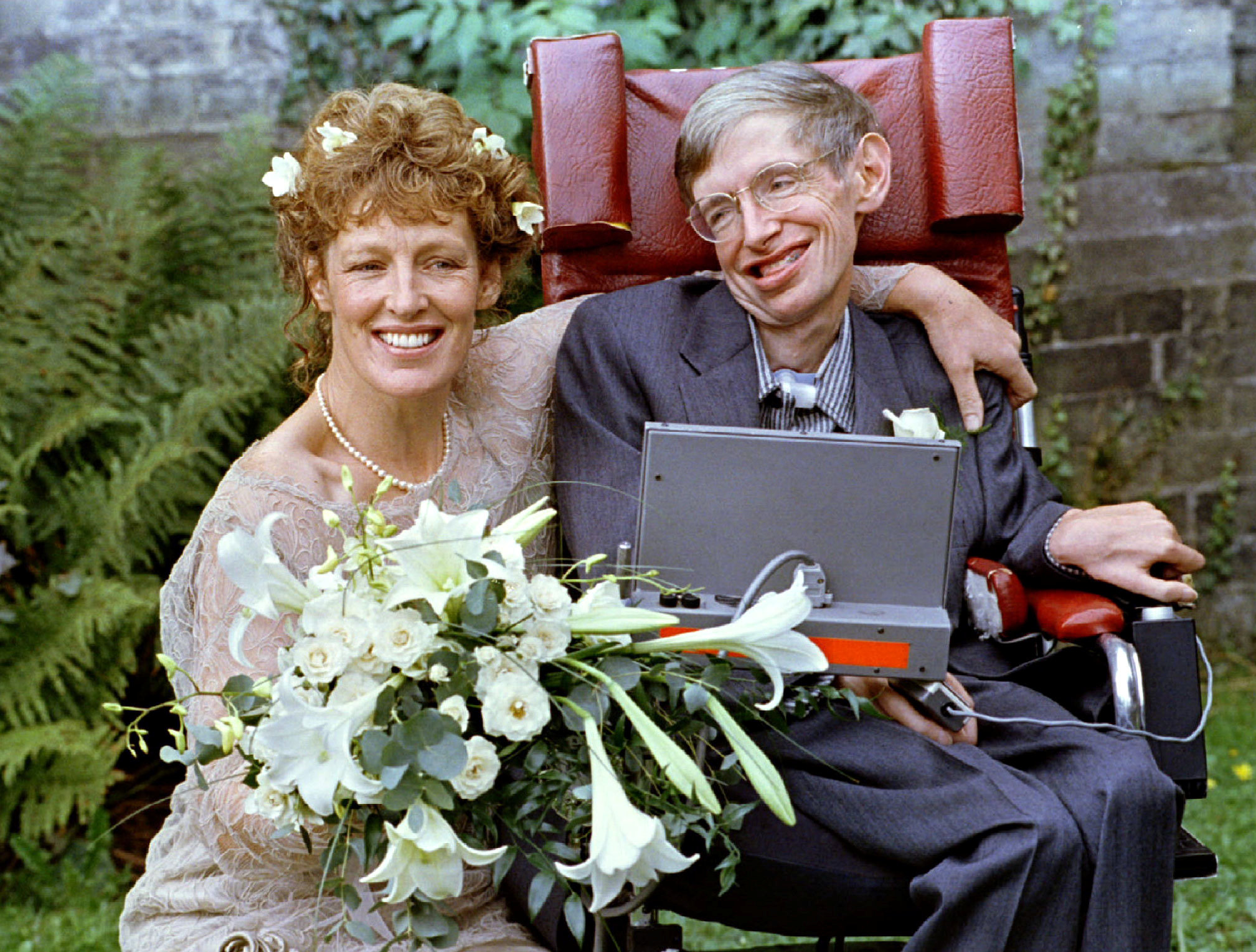 Stephen Hawking y su flamante mujer en la Iglesia St. Barnabus en 1995. REUTERS/Russell Boyce/File Photo