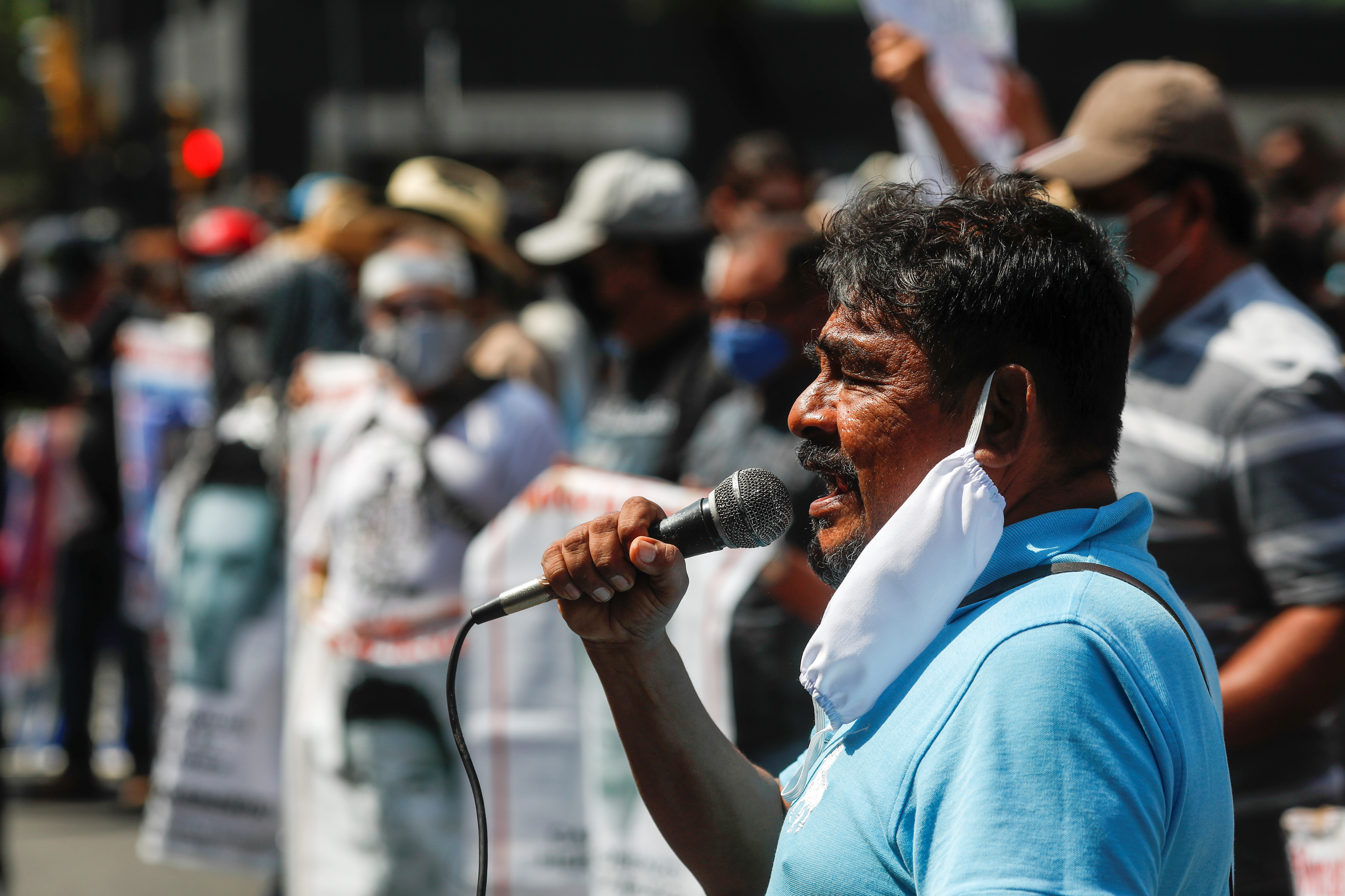 Felipe de la Cruz, portavoz de los padres de estudiantes desaparecidos, habla durante una protesta frente a la Corte Suprema de Justicia, antes del sexto aniversario de la desaparición de 43 estudiantes de la Escuela Normal Rural de Ayotzinapa, en la Ciudad de México, México 23 de septiembre de 2020.