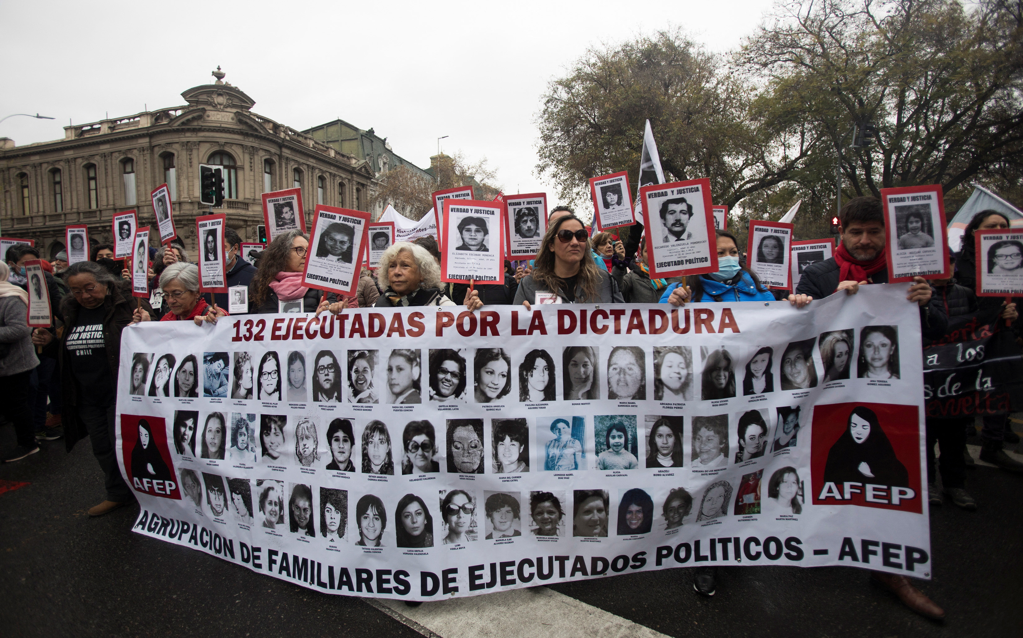 Familiares de víctimas de desapariciones forzadas marchan durante una protesta por el 49 aniversario del golpe militar chileno de 1973, en Santiago, Chile, 11 de septiembre de 2022 (REUTERS/Carlos Vera)