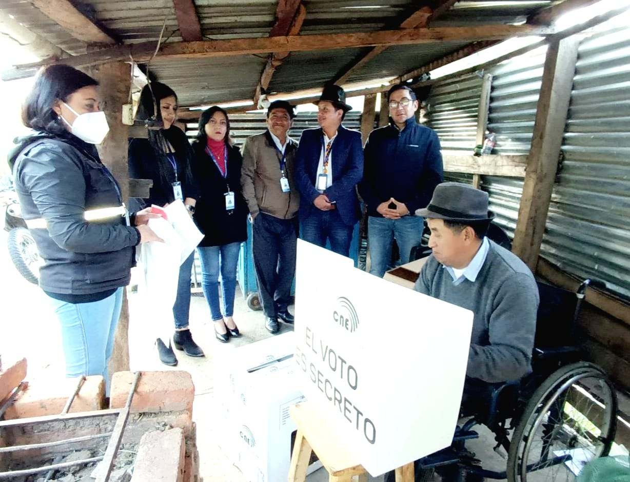 El viernes, 3 de febrero, las personas con discapacidad que se acogieron a su derecho al voto sufragaron desde sus casas frente a funcionarios estatales y observadores internacionales.