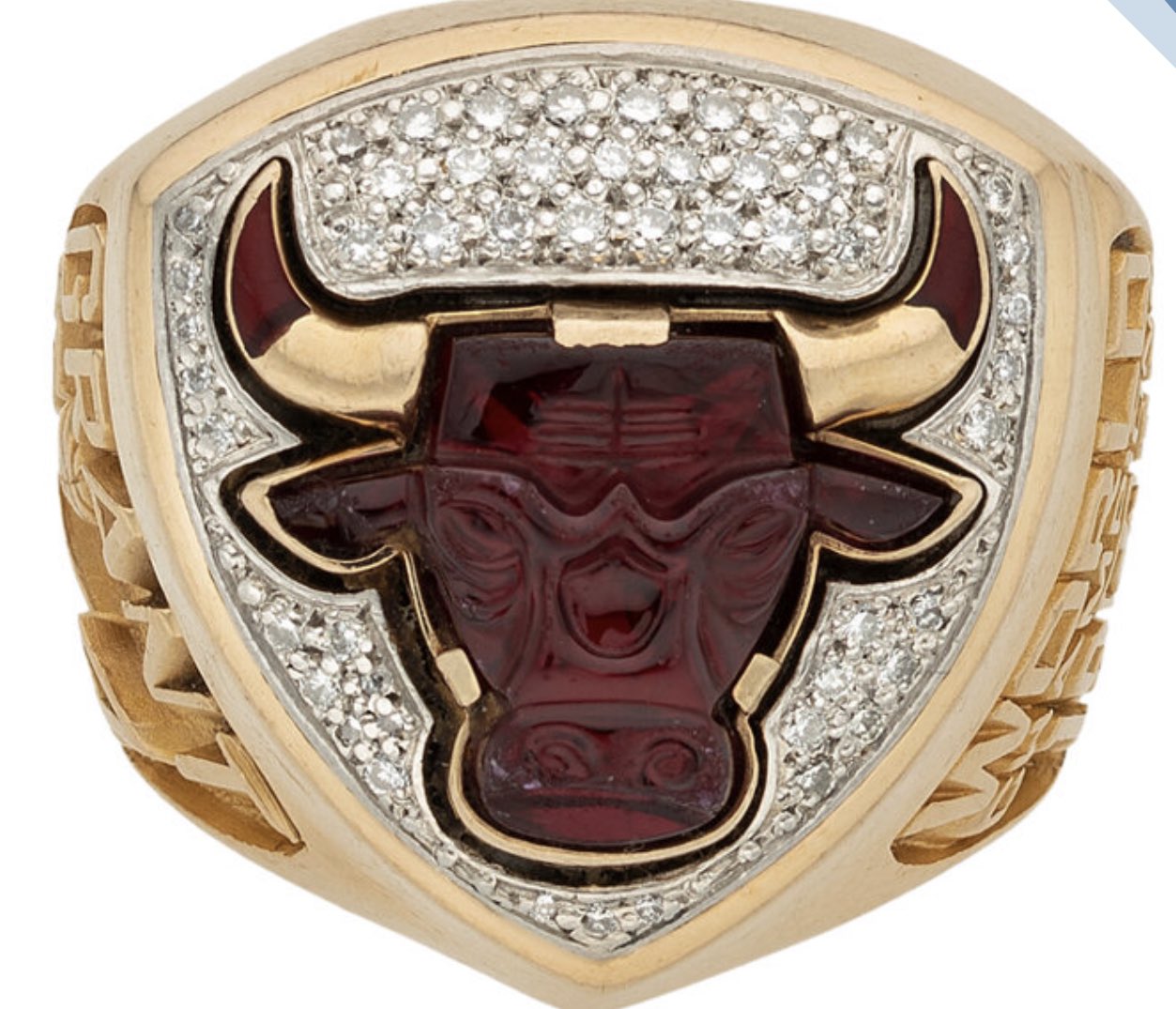 rotación tornillo maleta Subastaron tres anillos del primer tricampeonato que ganaron los Bulls de  Jordan: cuánto pagaron por las joyas - Infobae