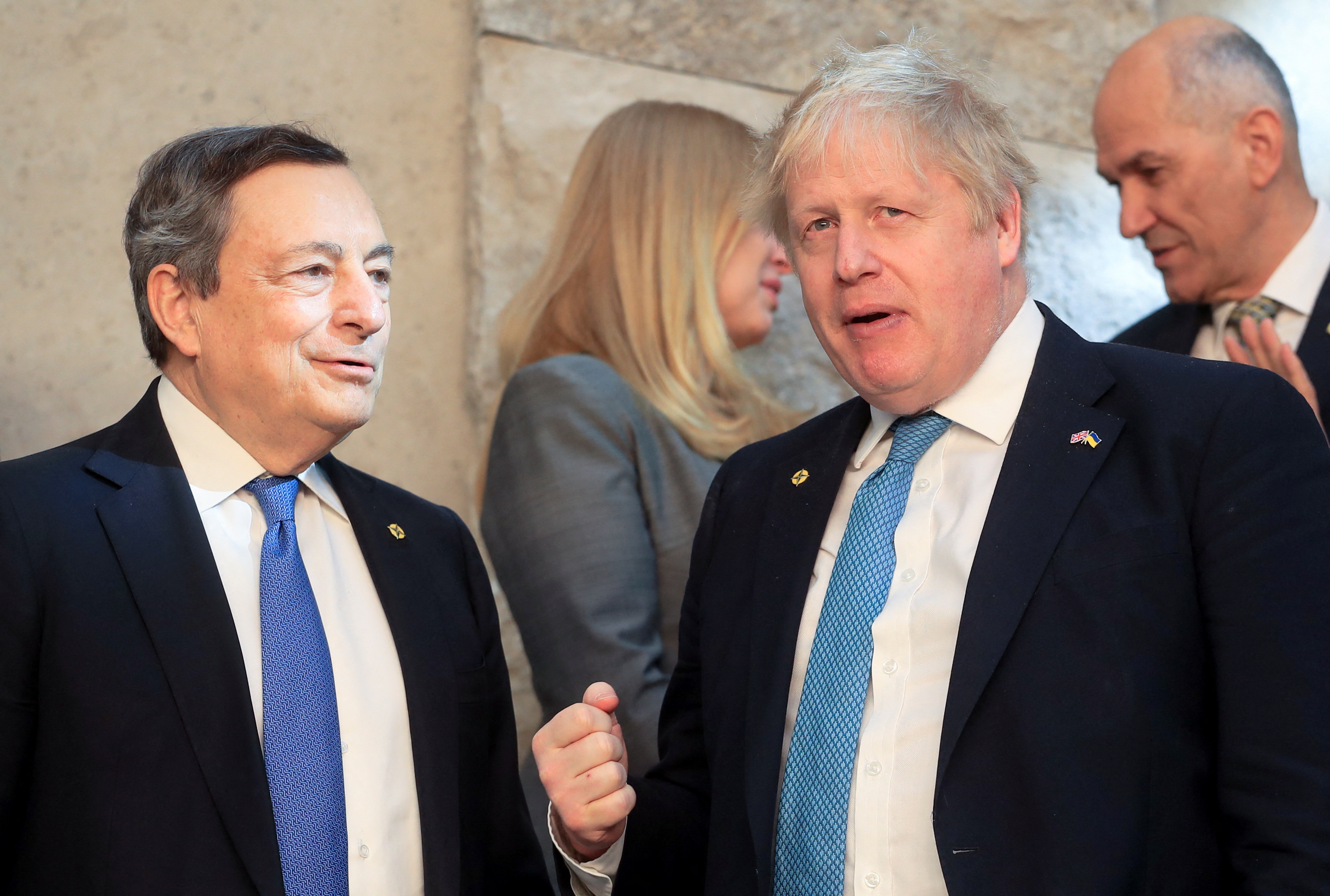 Mario Draghi en Italia y Boris Johnson en Gran Bretaña adoptaron medidas como la renta inesperada para las empresas energéticas.   REUTERS/Wolfgang Rattay