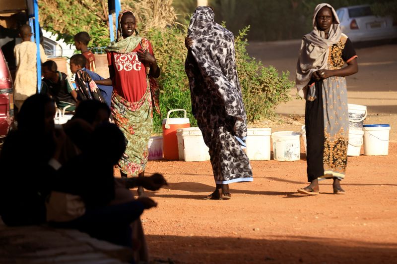 Varias personas buscan agua durante los enfrentamientos entre las Fuerzas de Apoyo Rápido paramilitares y el ejército en Jartum Norte, Sudán, 20 de abril de 2023. REUTERS/Mohamed Nureldin Abdallah
