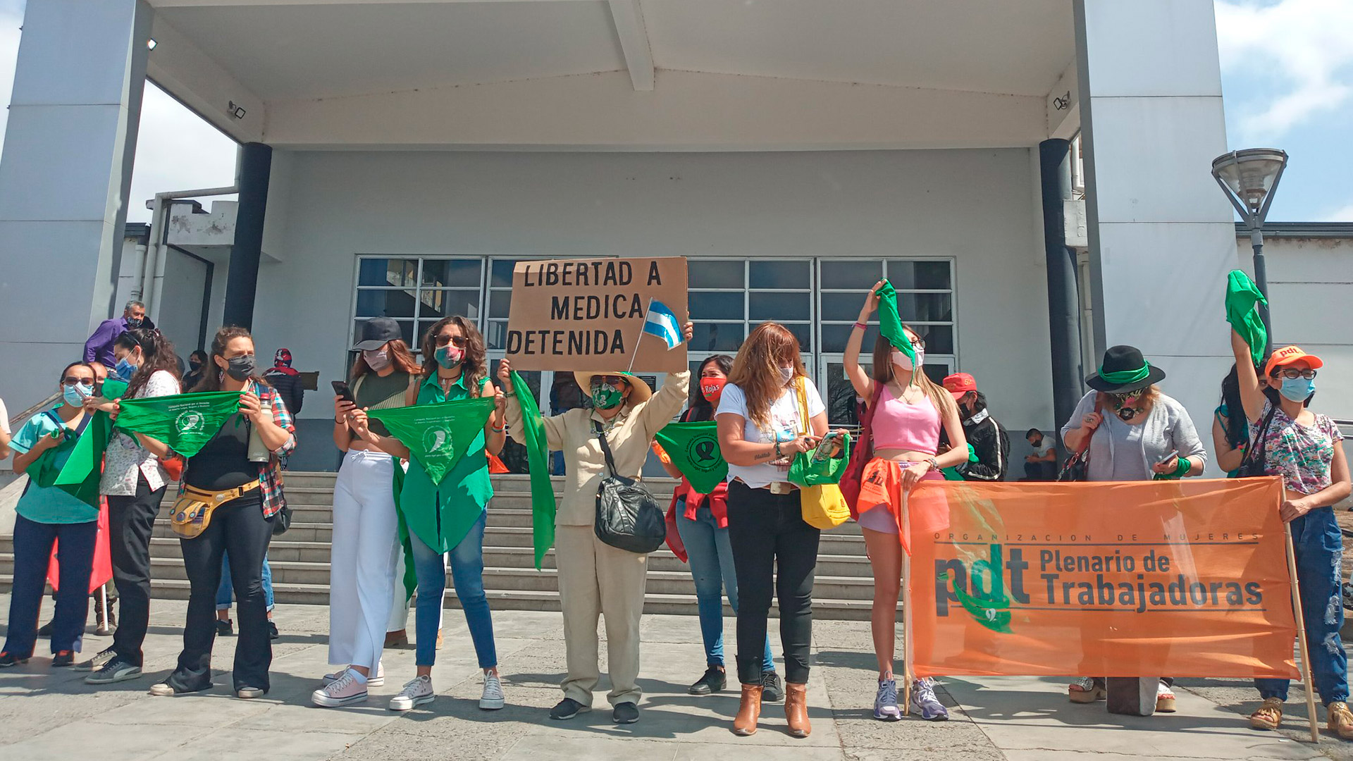 Agrupaciones feministas pidieron por la liberación de la médica salteña que fue detenida por practicarle un aborto a una joven embarazada de 22 semanas