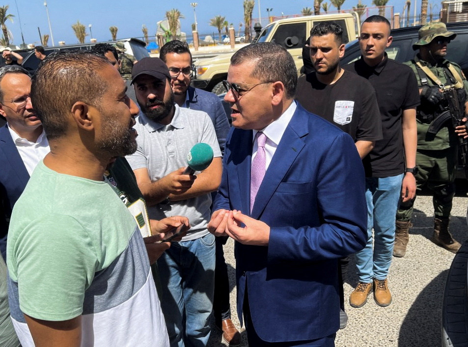 El primer ministro del Gobierno de Unidad Nacional, Abdulhamid al-Dbeibah, hablando con los medios en el lugar de los choques en Trípoli (REUTERS/Ayman Al-Sahili)