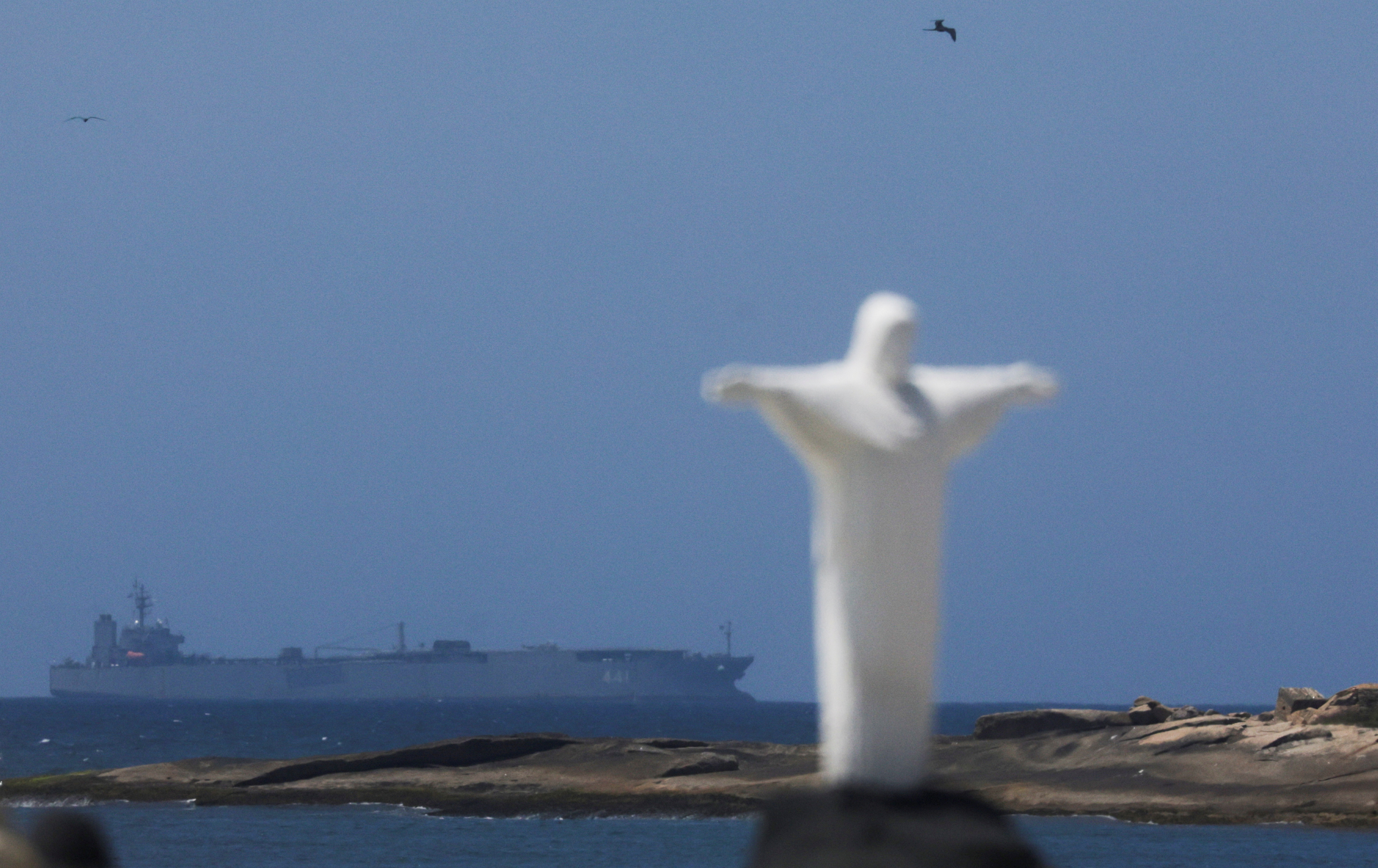 El Makran de fondo a la réplica del Cristo Redentor en la playa de Copacabana (REUTERS/Ricardo Moraes)