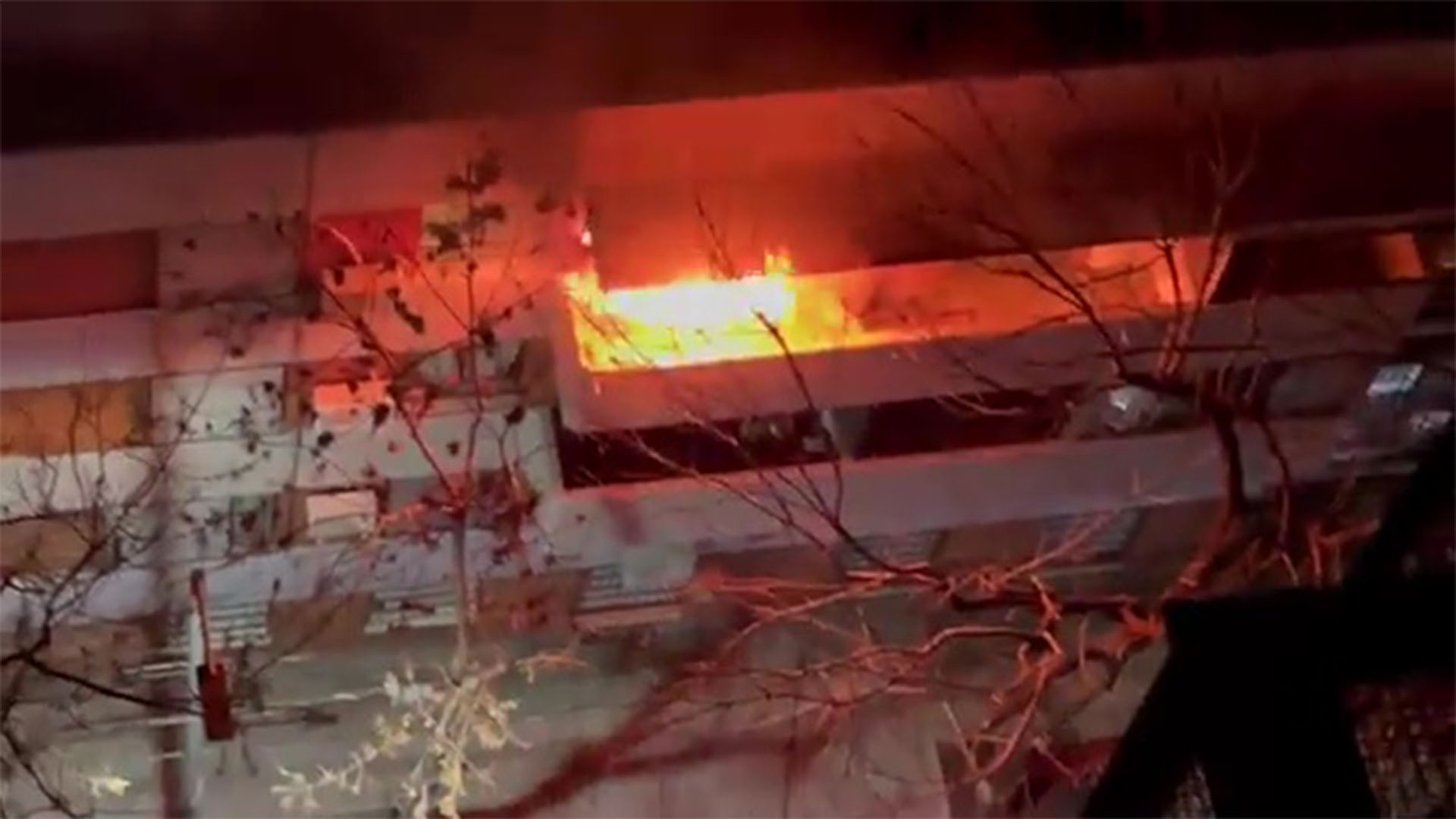 Video: impresionante incendio y explosión en un edificio de Belgrano