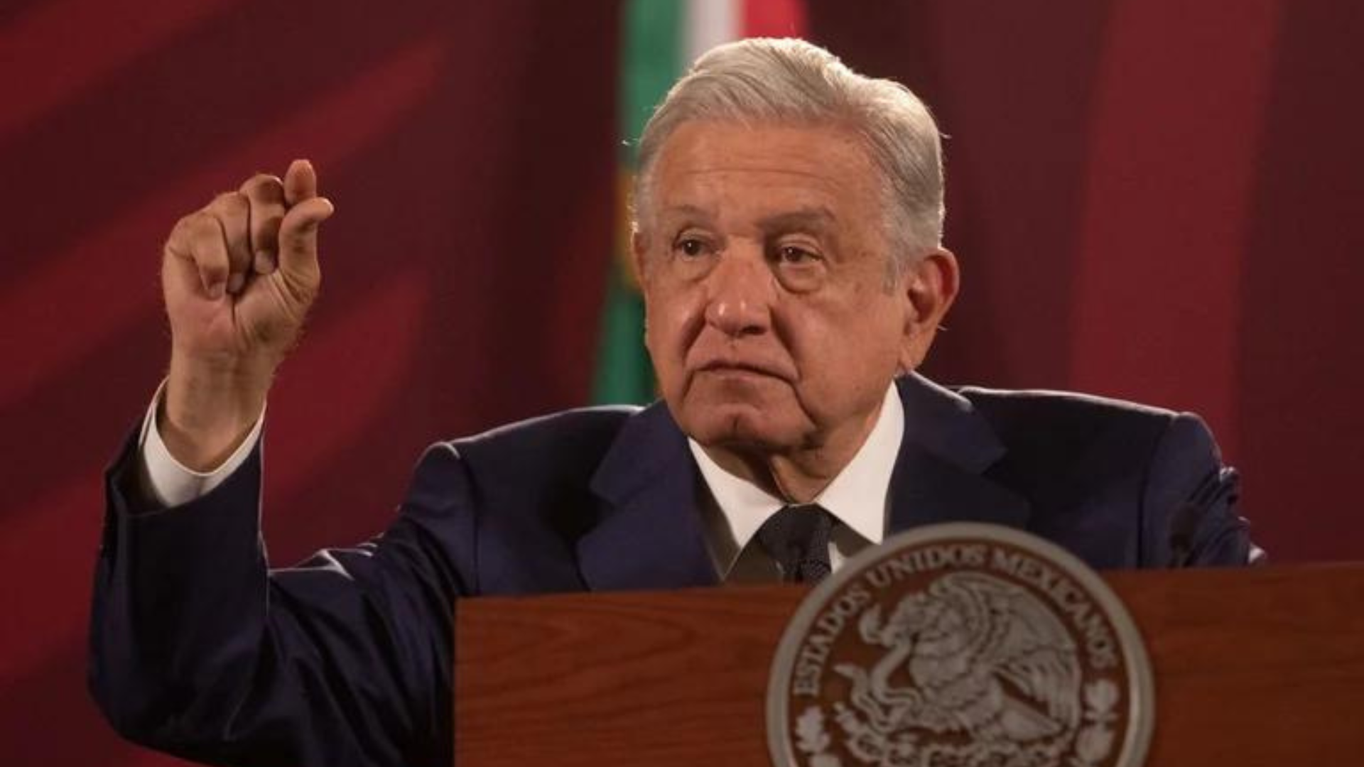El presidente López Obrador señaló que no estaba enterado de los viajes del titular de la Sedena. 