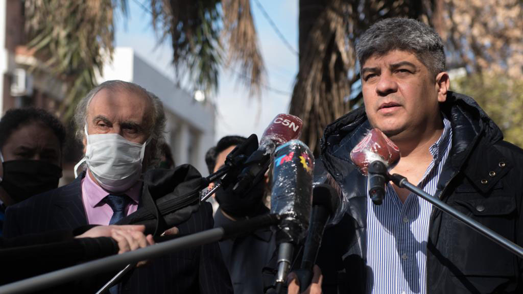 Pablo Moyano y el abogado Daniel Llermanos, en los tribunales de Lomas de Zamora