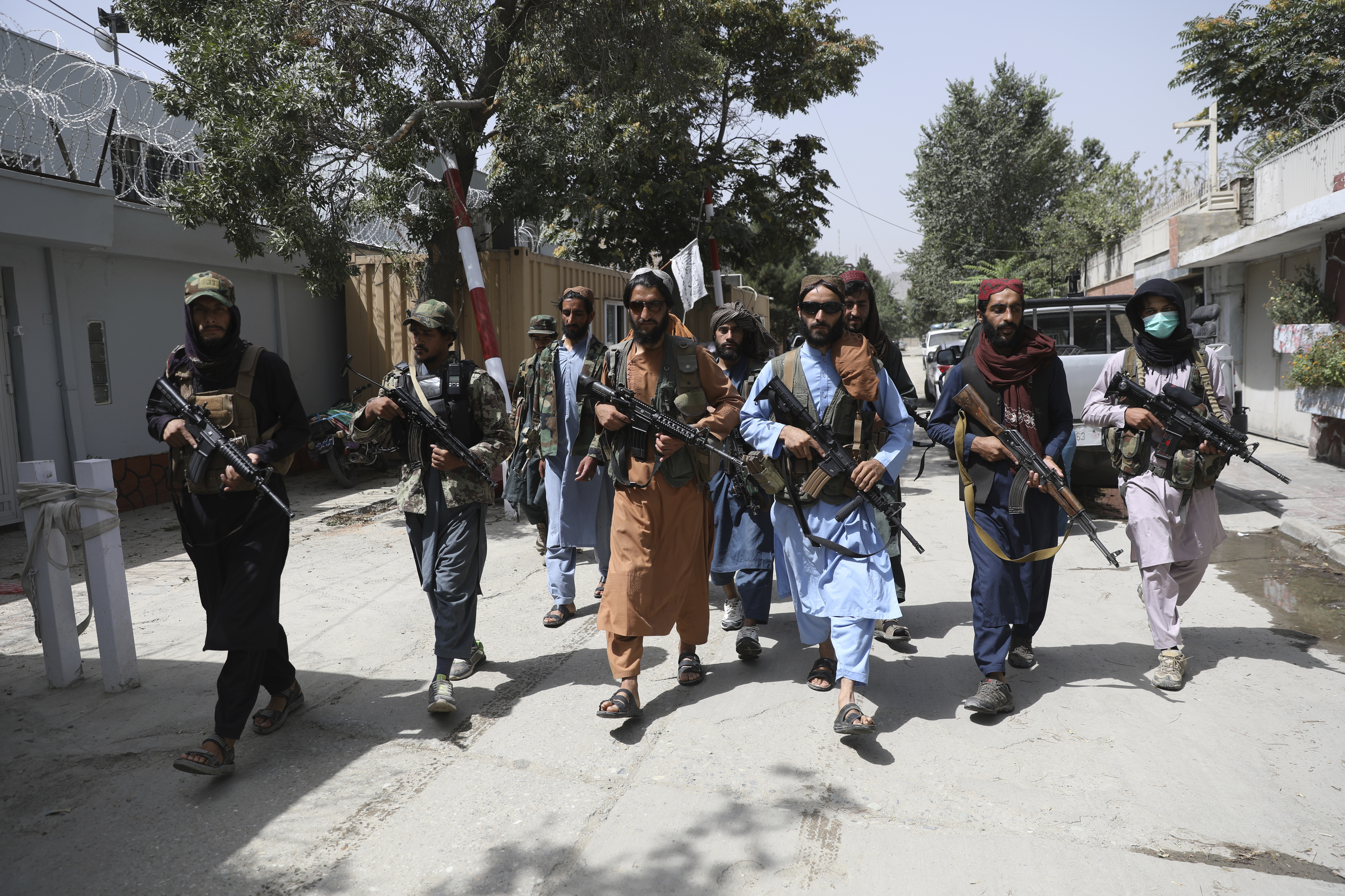 Talibanes patrullando las valles del barrio Wazir Akbar Khan, en Kabul, Afganistán (Foto: AP)