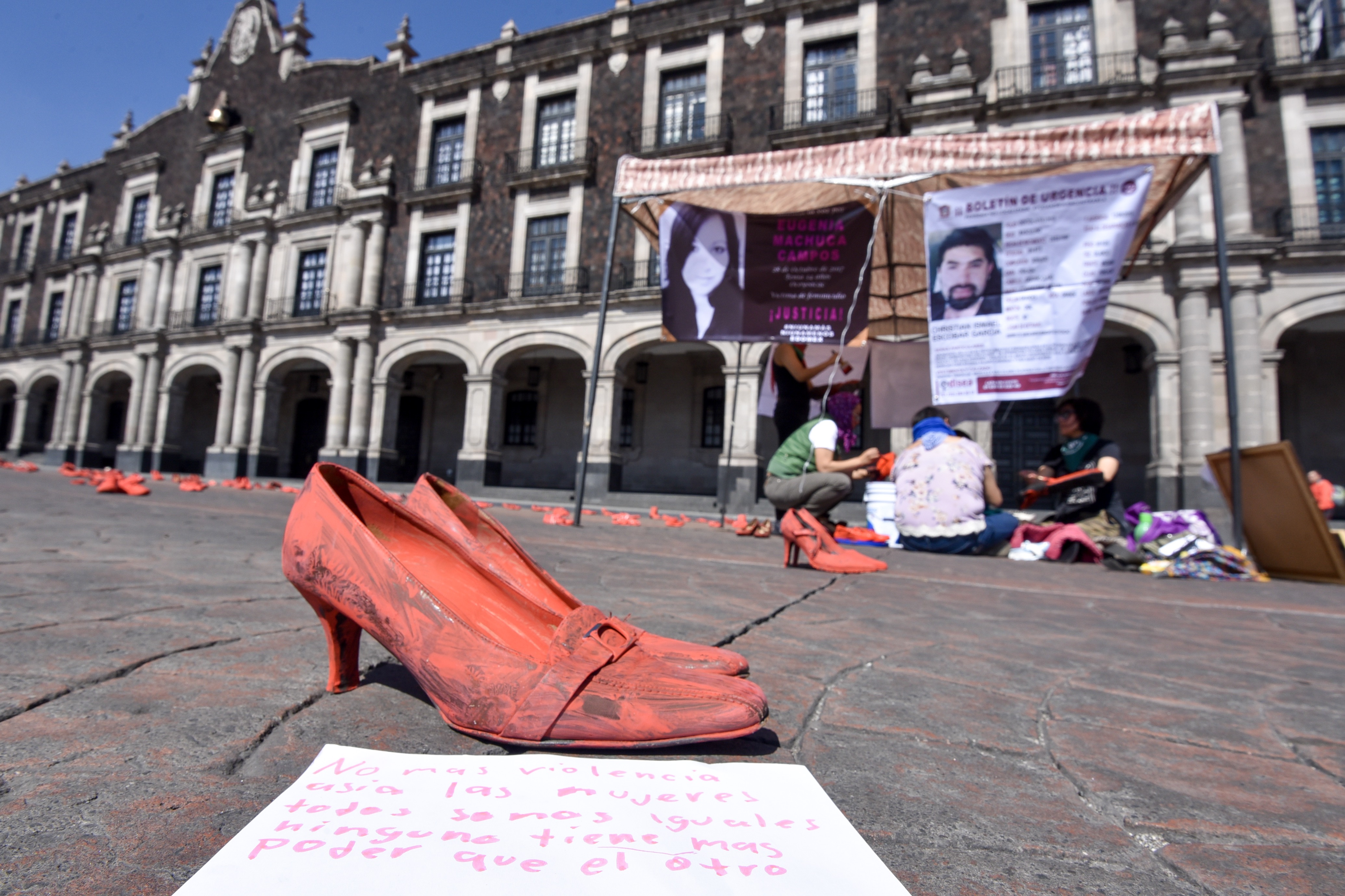 Familiares de víctimas de feminicidio y mujeres de diversos colectivos se reunieron frente a Palacio de Gobierno e instalaron el performance “Zapatos Rojos” (Foto: Crisanta Espinosa Aguilar/Cuartoscuro)