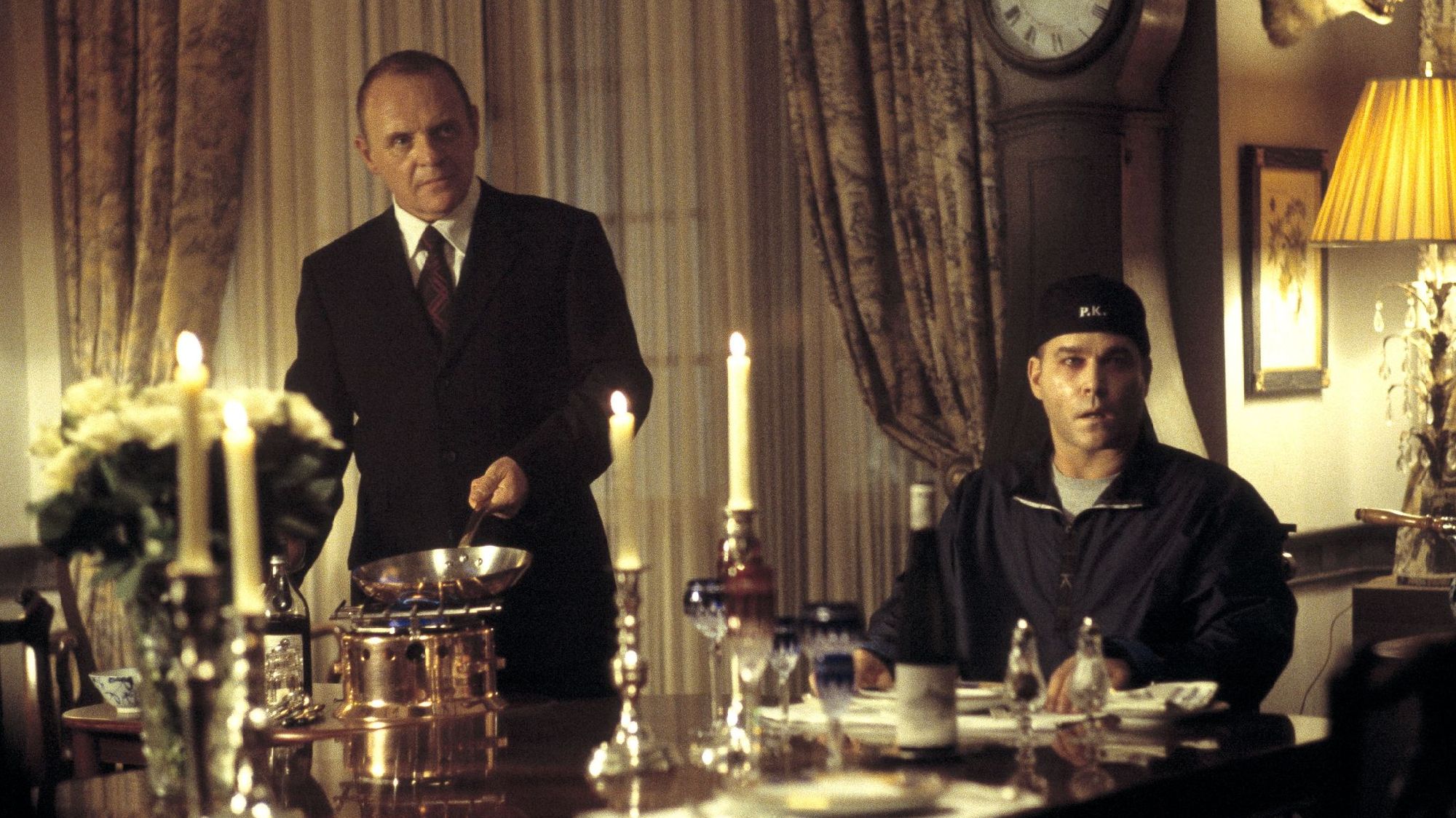 Anthony Hopkins junto a Liotta en uno de los momentos más recordados de la película "Hannibal". (Netflix)