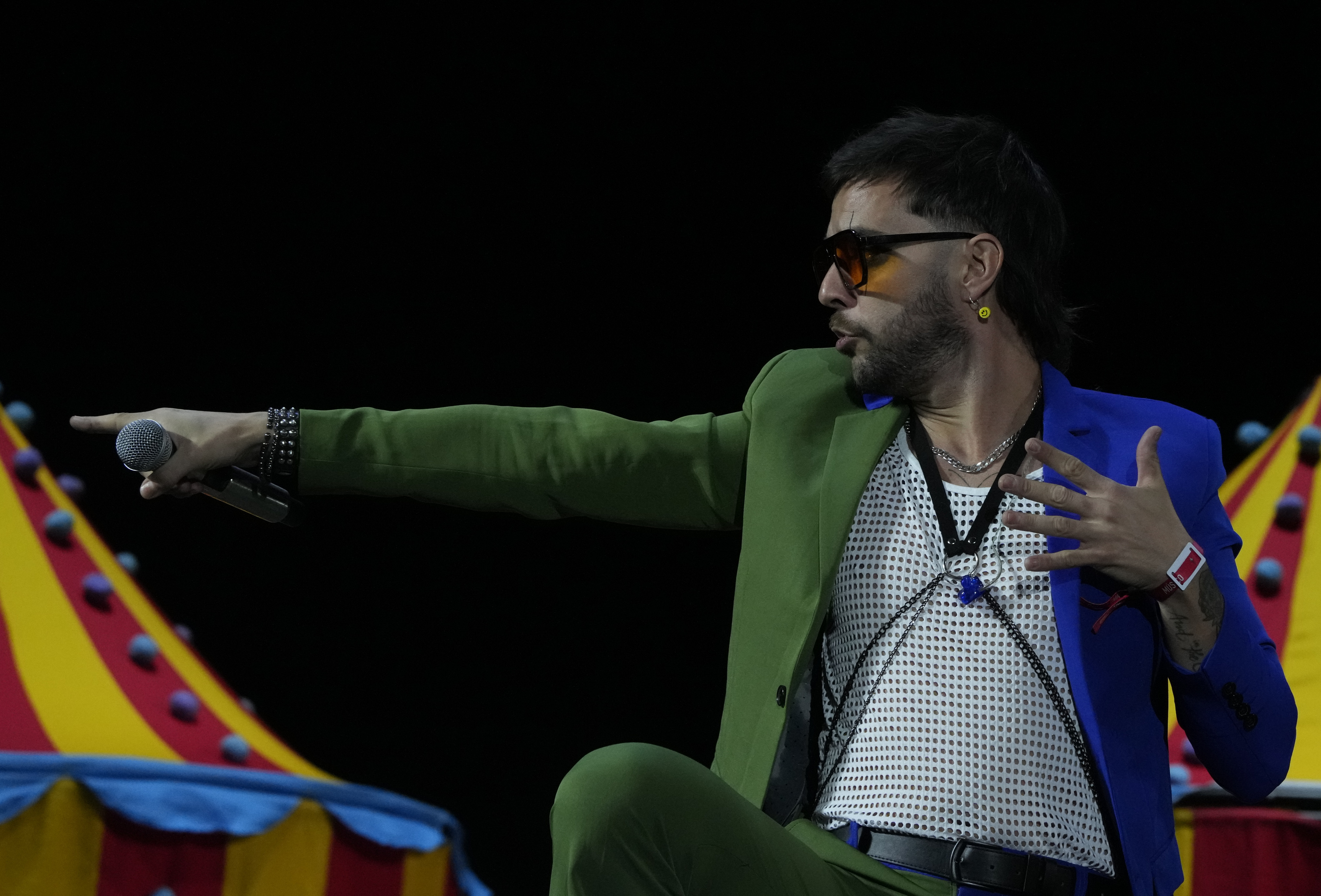 El vocalista Juan Taleb de Los Caligaris durante su presentación en el festival Vive Latino en la Ciudad de México el sábado 18 de marzo de 2023. (Foto AP/Fernando Llano)