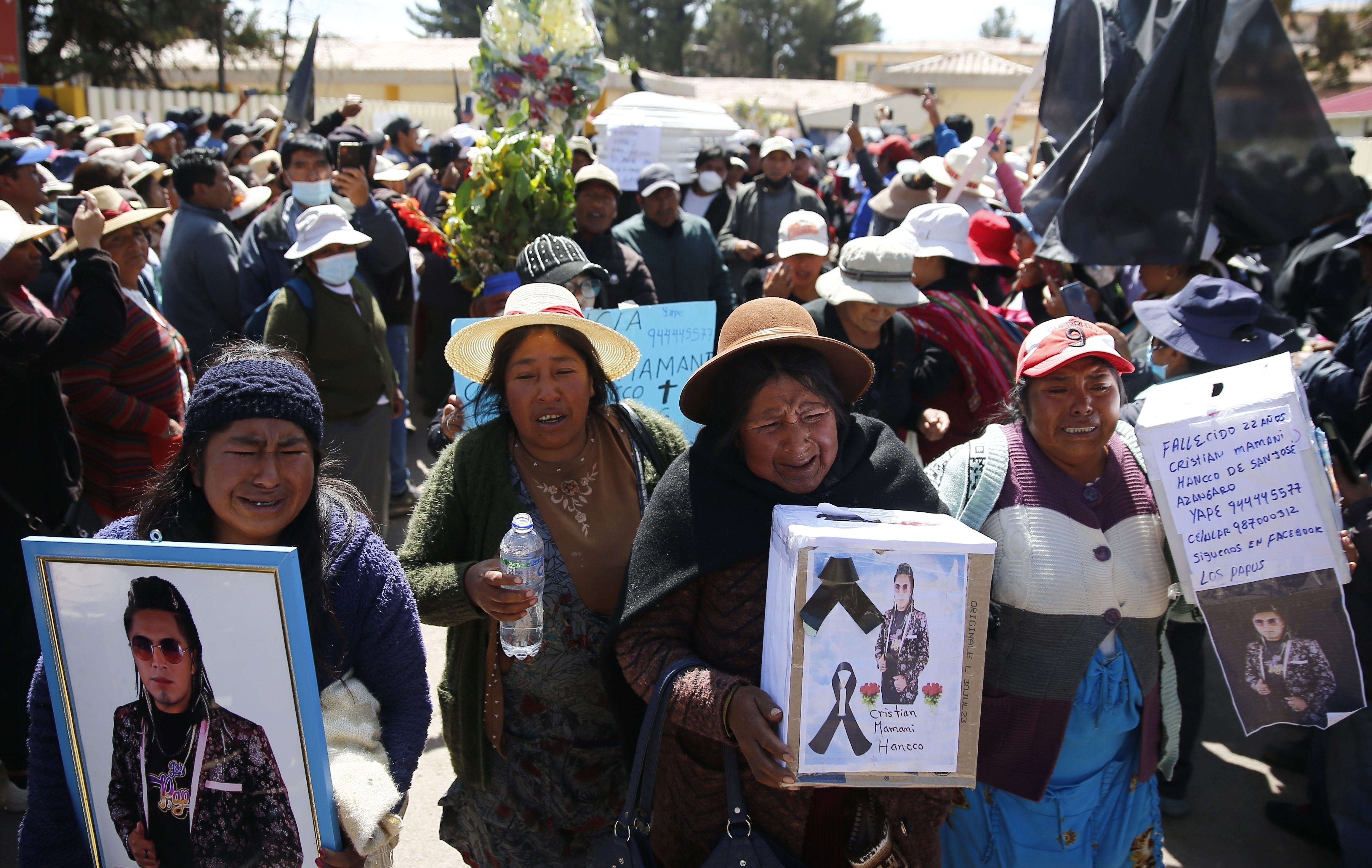 Residentes cargan ataúdes y fotos de los caídos durante la marcha fúnebre por los fallecidos durante los disturbios en Juliaca, Perú, el 11 de enero de 2023. Al menos 17 personas fallecieron el lunes en el sureste de Perú en la reanudación de las protestas que reclaman elecciones en zonas rurales que siguen siendo leales al depuesto presidente Pedro Castillo. (AP Foto/Hugo Curotto)