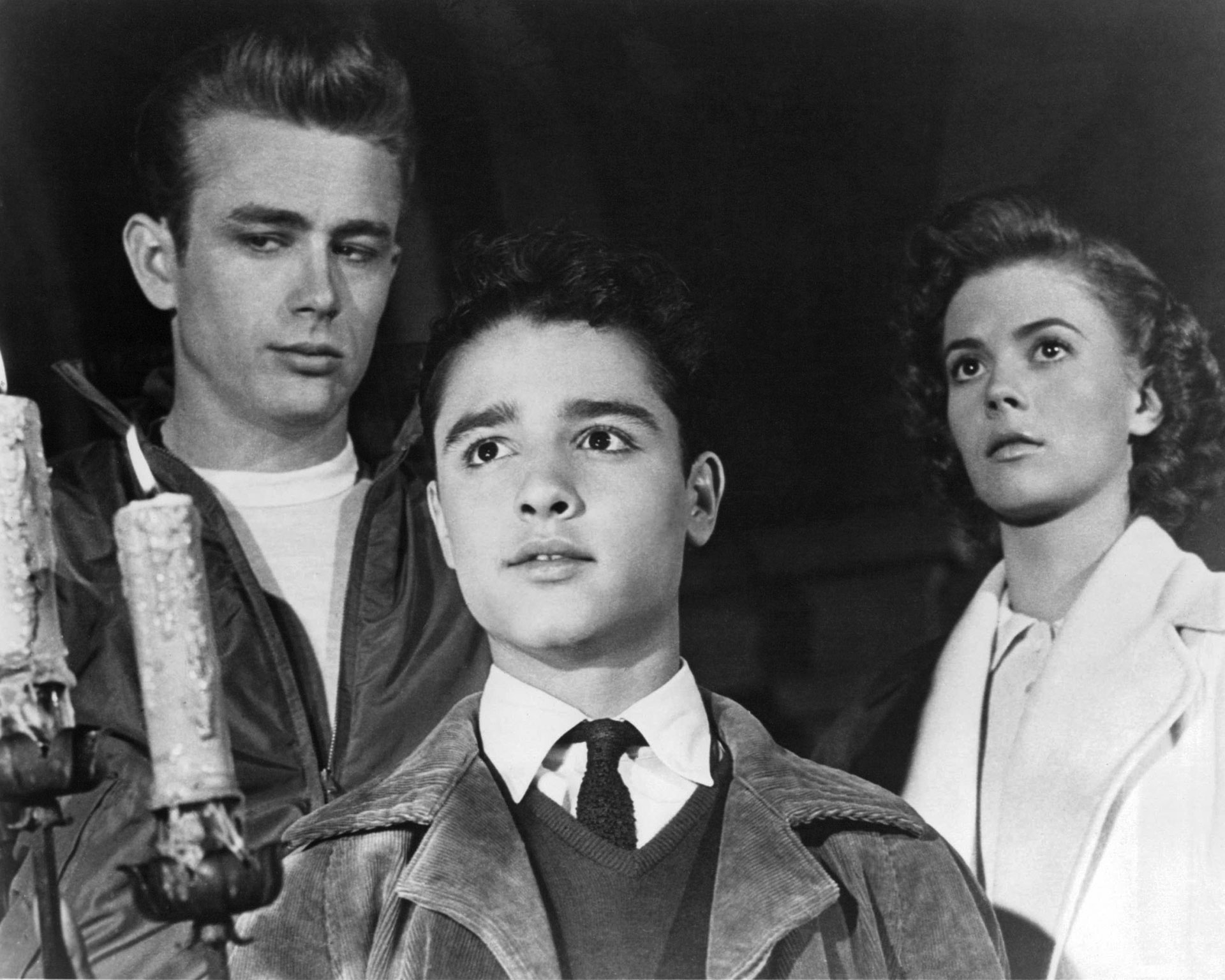 Sal Mineo flanqueado por James Dean y Natalie Wood en Rebelde sin causa (Photo by Silver Screen Collection/Getty Images)