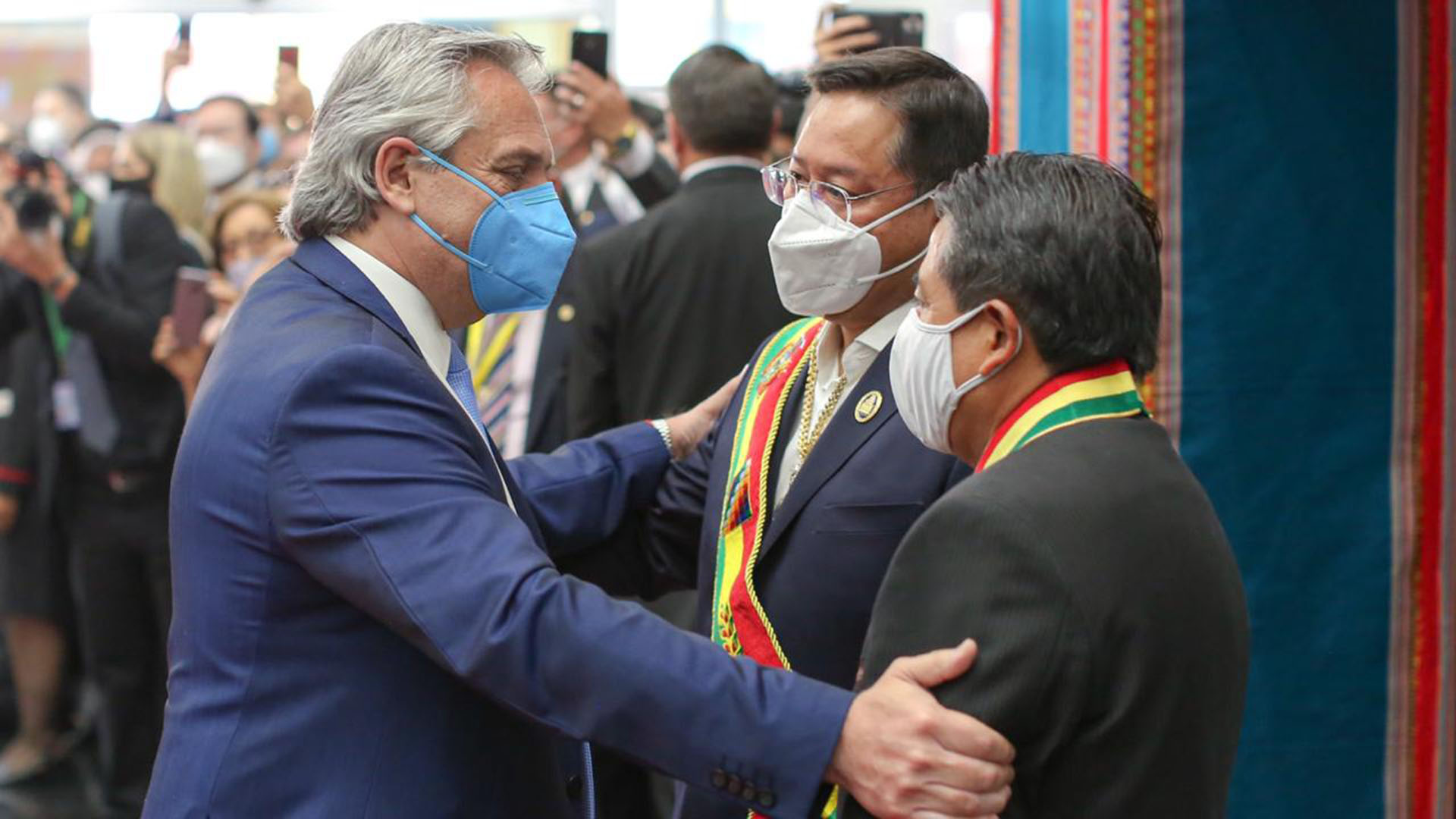 Alberto Fernández saluda al presidente de Bolivia Luis Arce y a su vice, David Choquehuanca, durante el acto de asunción en La Paz (Imagen de archivo)