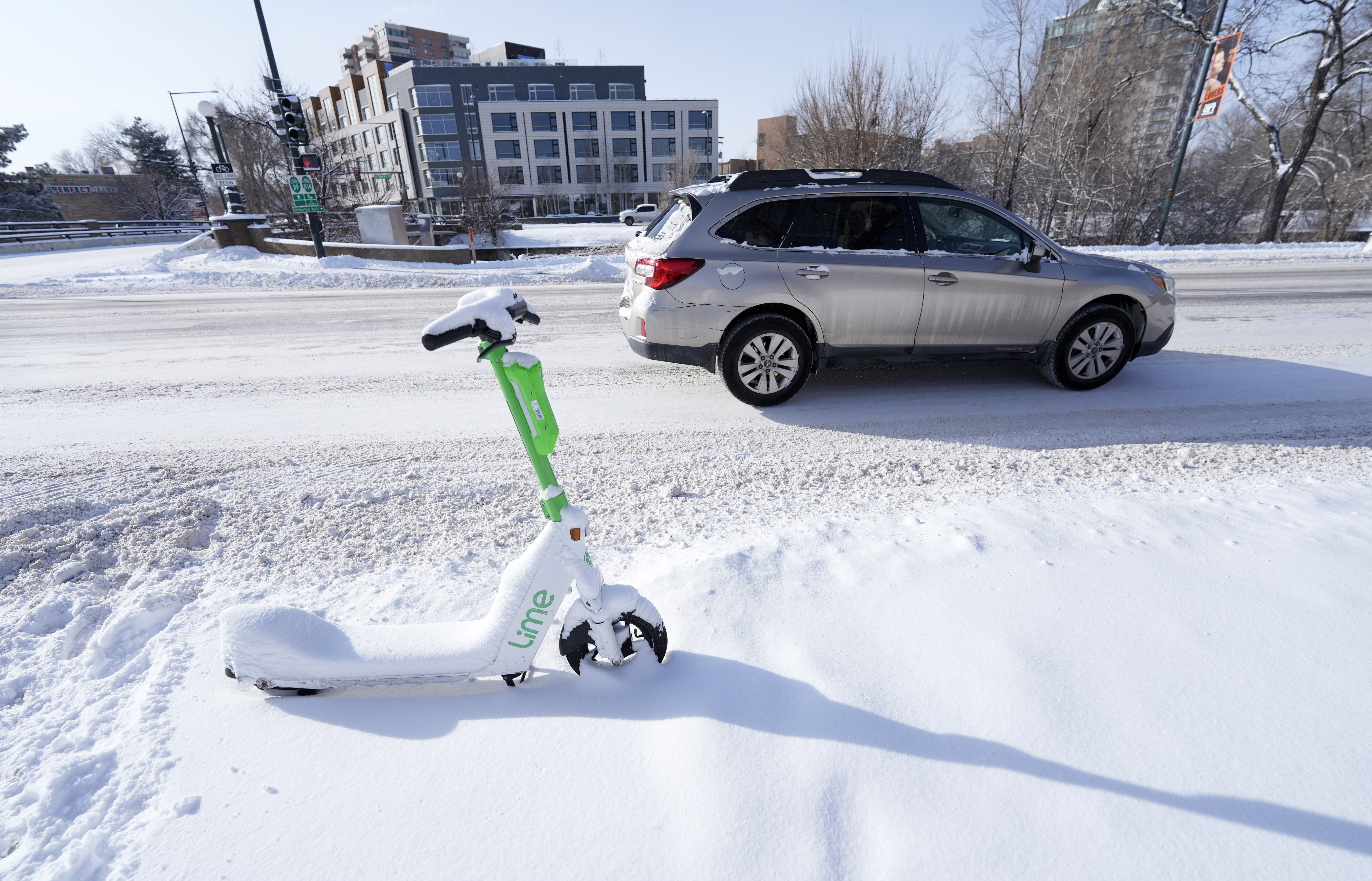 Un scooter electrónico abandonado a lo largo de Speer Boulevard Jueves, 22 de diciembre 2022, en Denver.(AP/David Zalubowski)