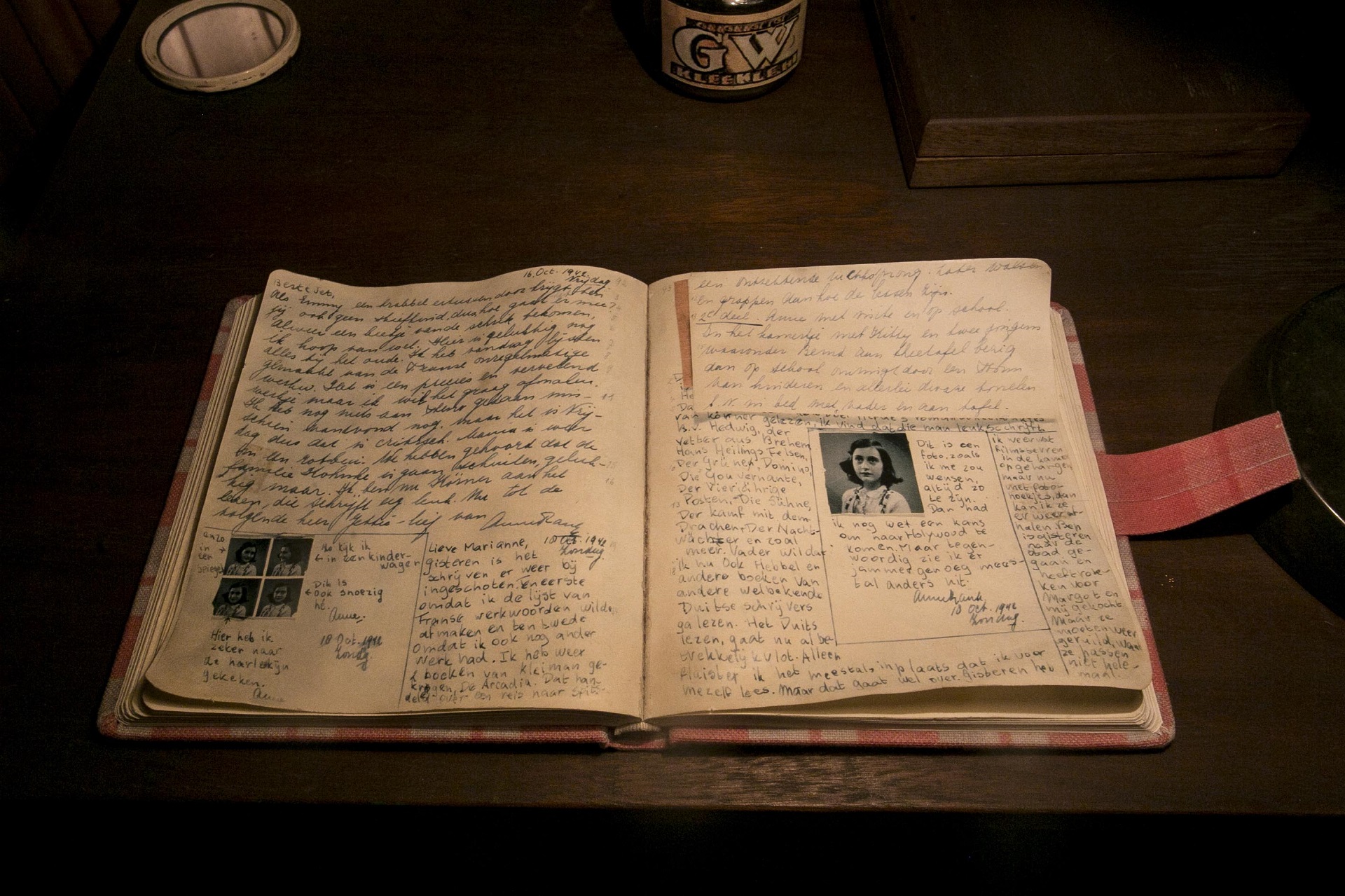 En la casa de atrás, Miep Gies y otro empleado, encuentran el diario de Ana, recogen las páginas dispersas, las ordenan y las llevan a la oficina del almacén. Allí quedaran, librados al azar de la guerra, y les serán entregadas a Otto Frank cuando regrese vivo de los campos nazis de la muerte (Télam)
