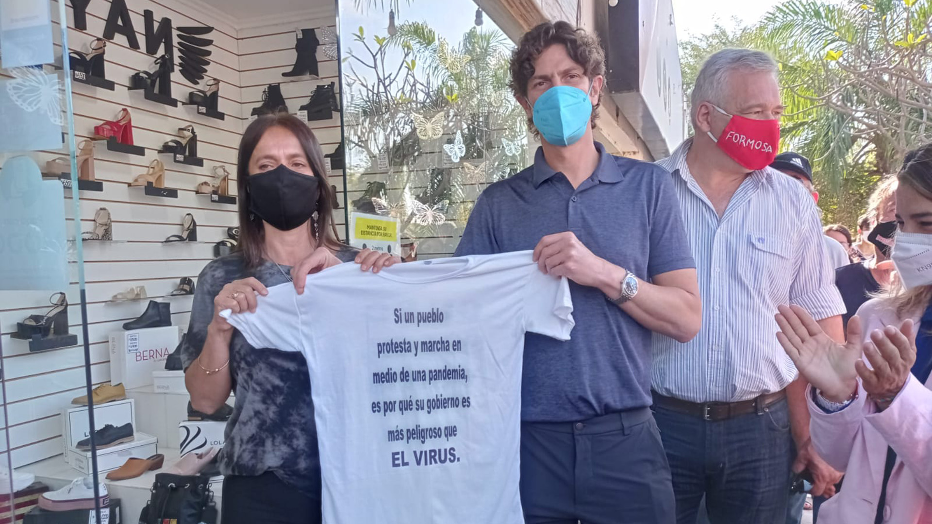Lousteau de campaña en Formosa se fotografió con una remera que dice: “Su gobierno es más peligroso que el virus”